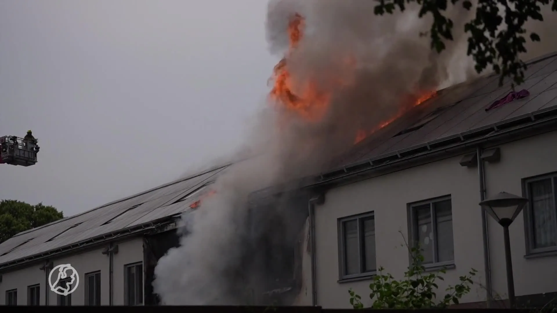 Felle woningbrand in Arnhem slaat over op naastgelegen huizen: tientallen woningen ontruimd