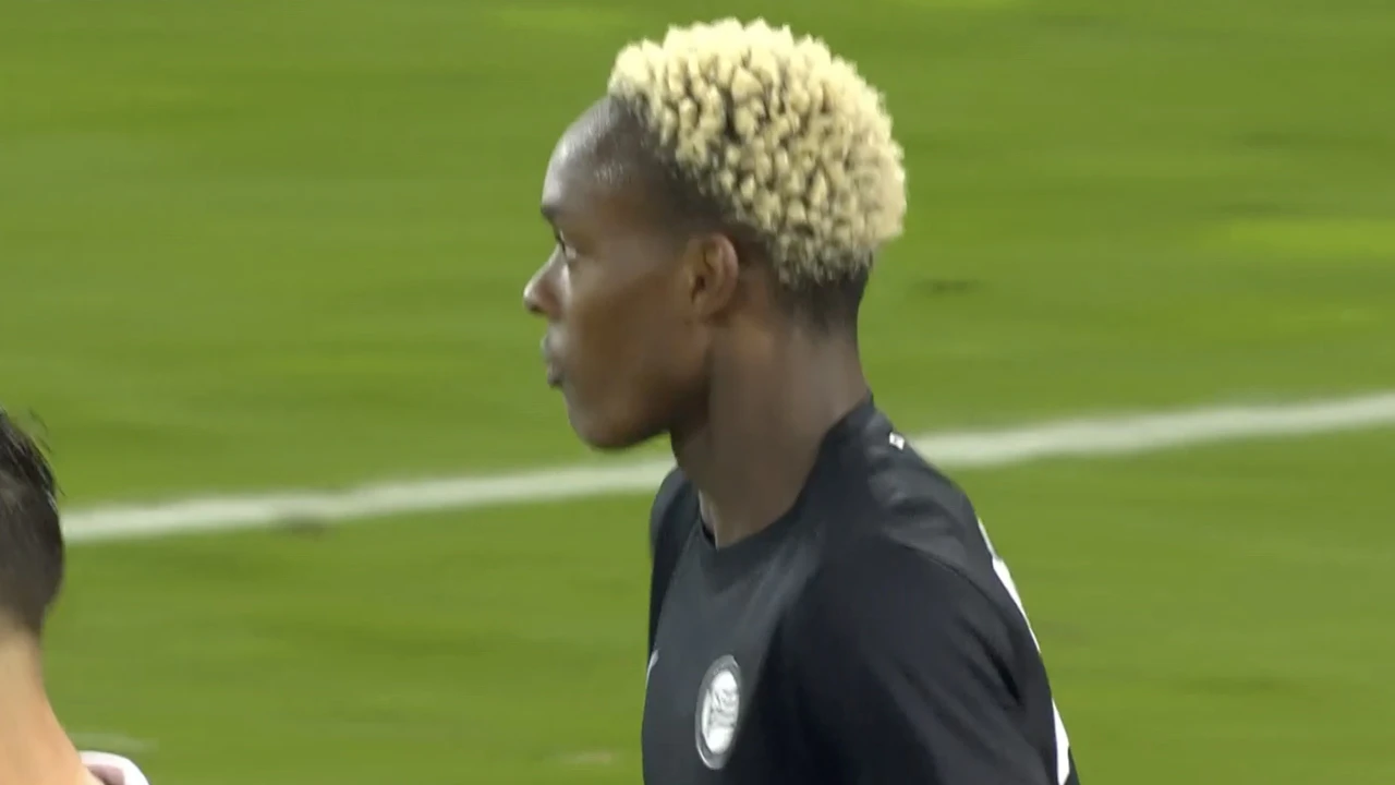 KANS: Emegha kopt op de paal