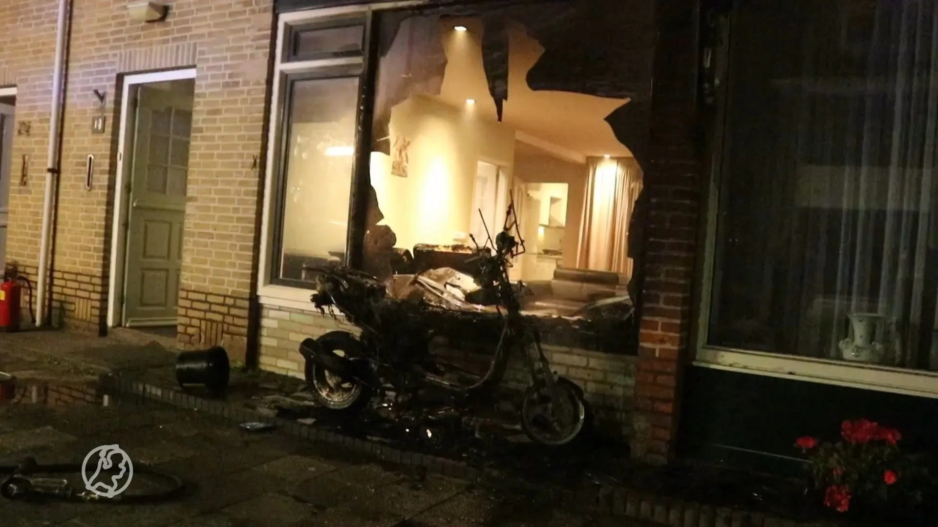 Felle scooterbrand slaat over op woning in Noordwijk