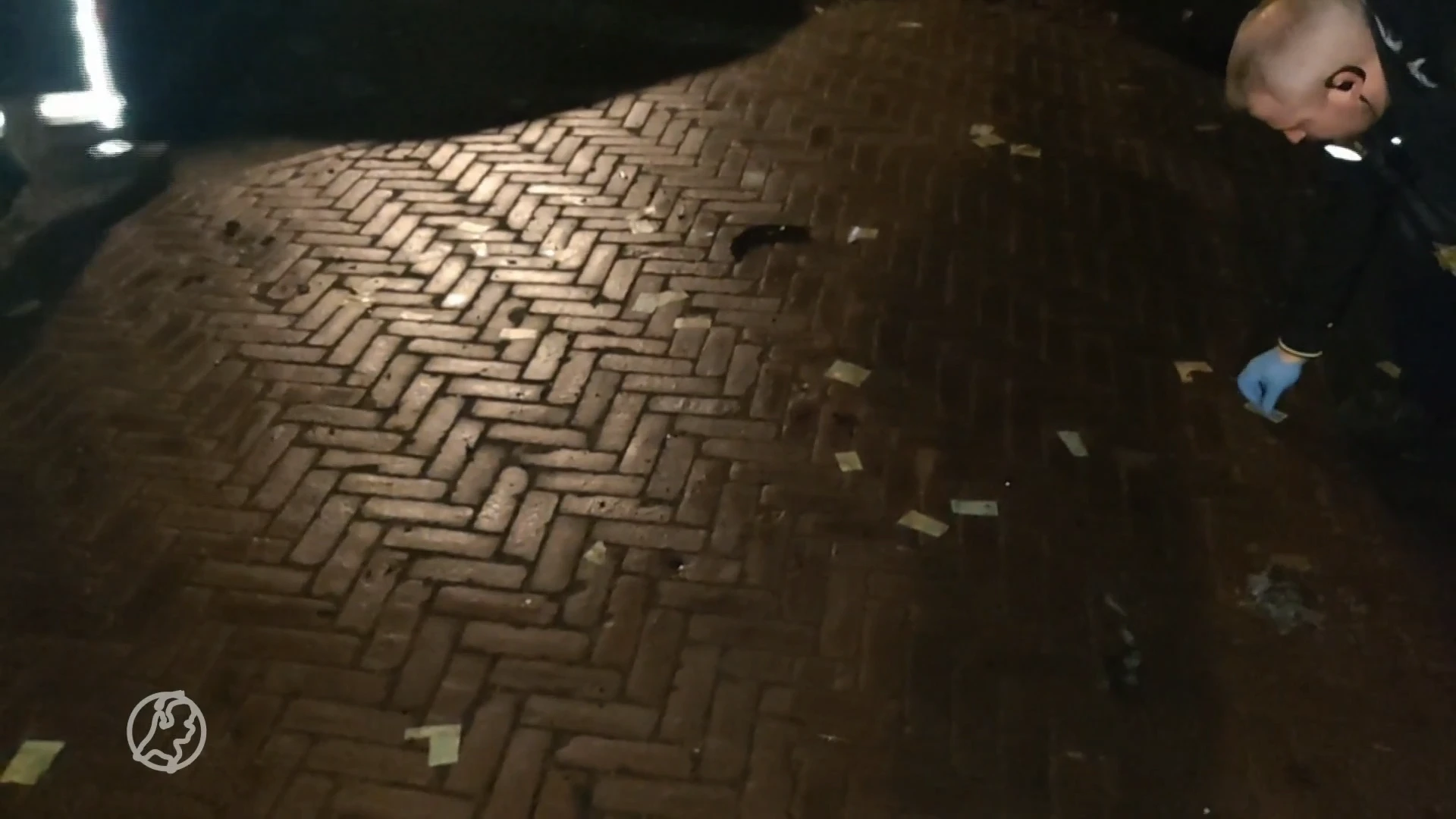 Megabedrag aan briefgeld om mysterieuze redenen op straat na autobrand