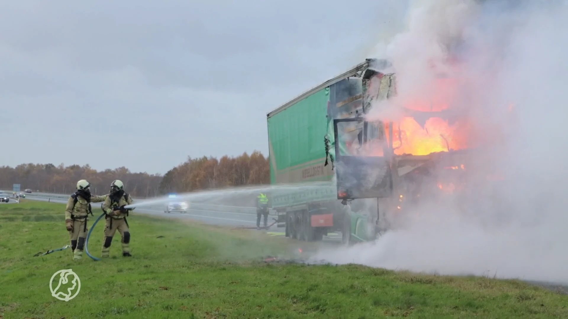 Vrachtwagen vol meubels uitgebrand op A37