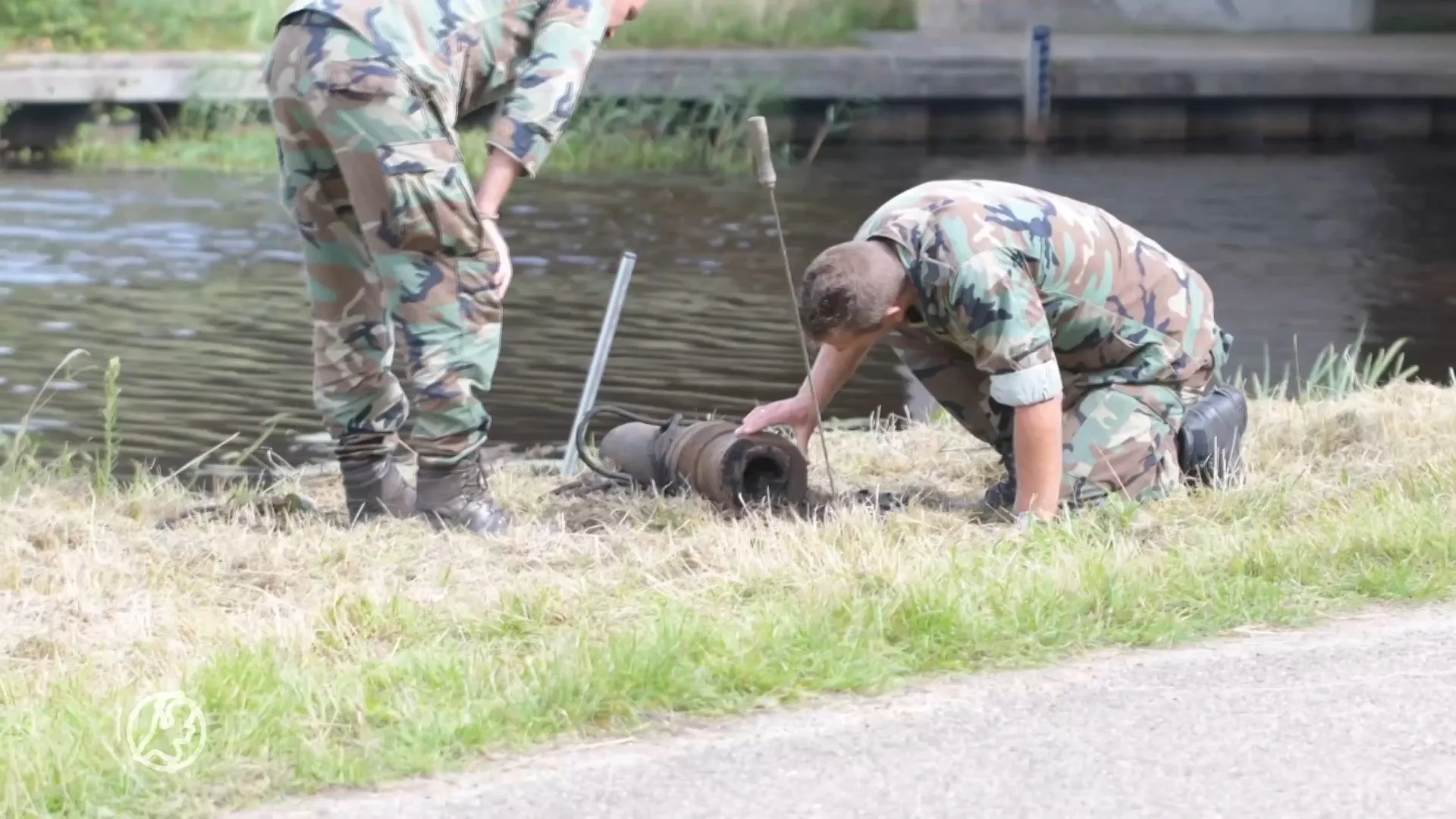 Vistripje met familie ineens wel heel spannend: Ivan en Aline vissen geladen kanon op