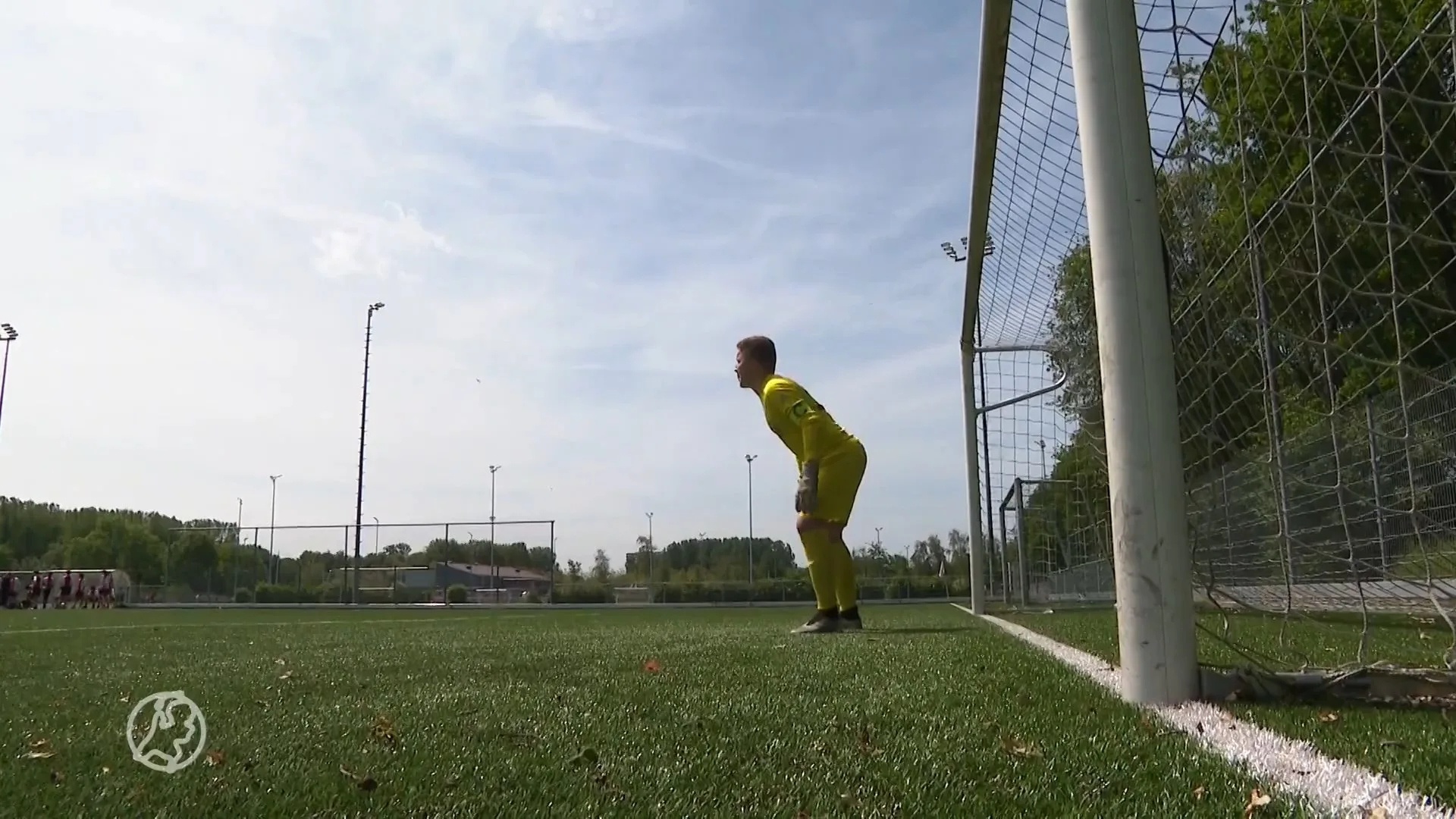 Ballenjongen Milan (16) maakt 'debuut' tijdens Nederland-Oekr...