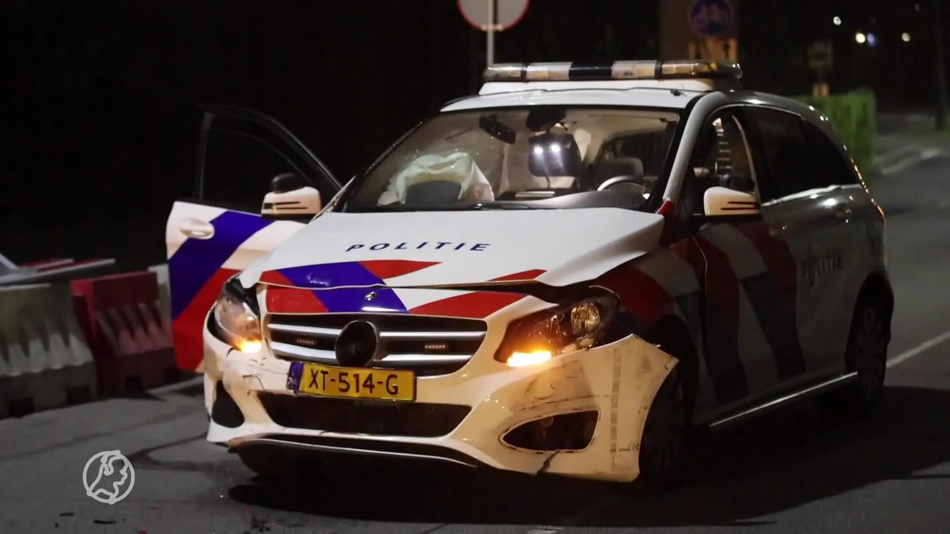 Man ramt tot drie keer toe politiewagens met bestelbus en slaat op de vlucht