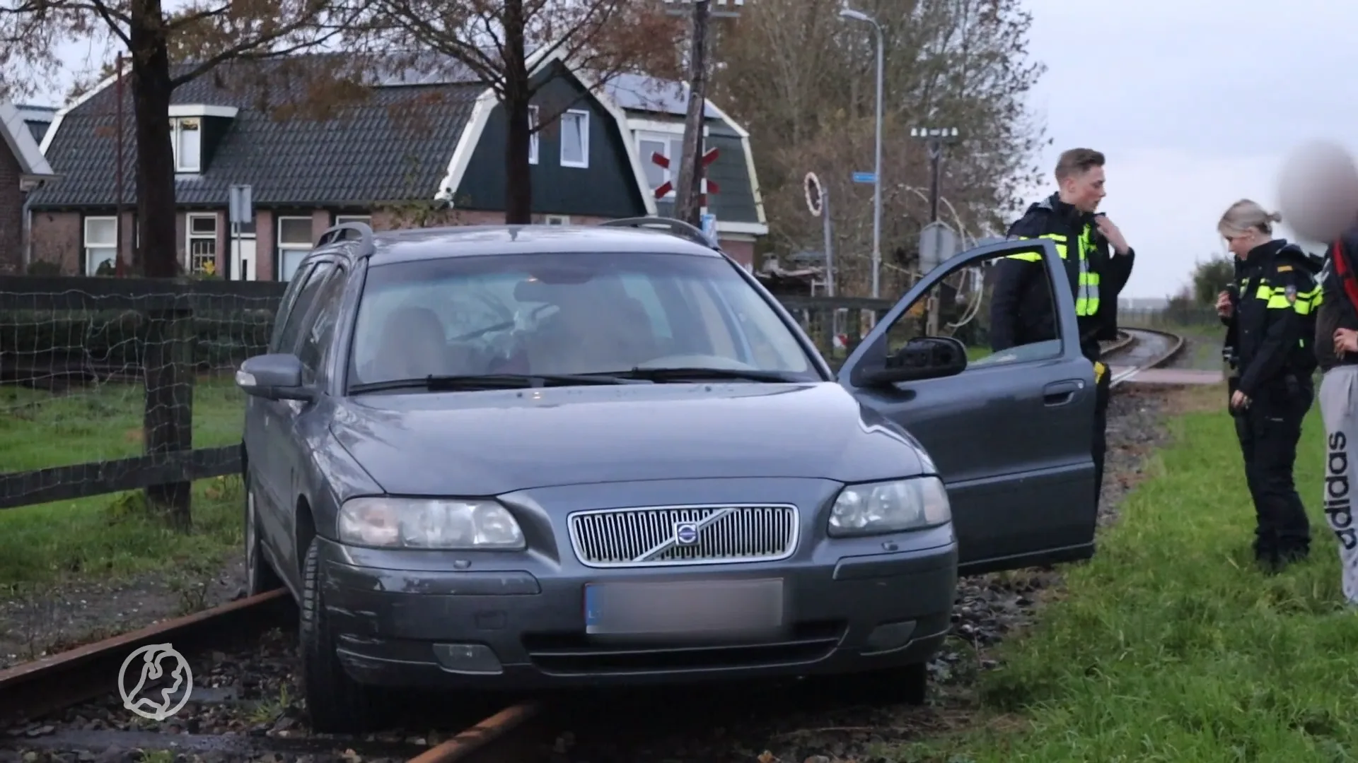 Bestuurder is spoor bijster en rijdt auto klem op spoor in Opperdoes