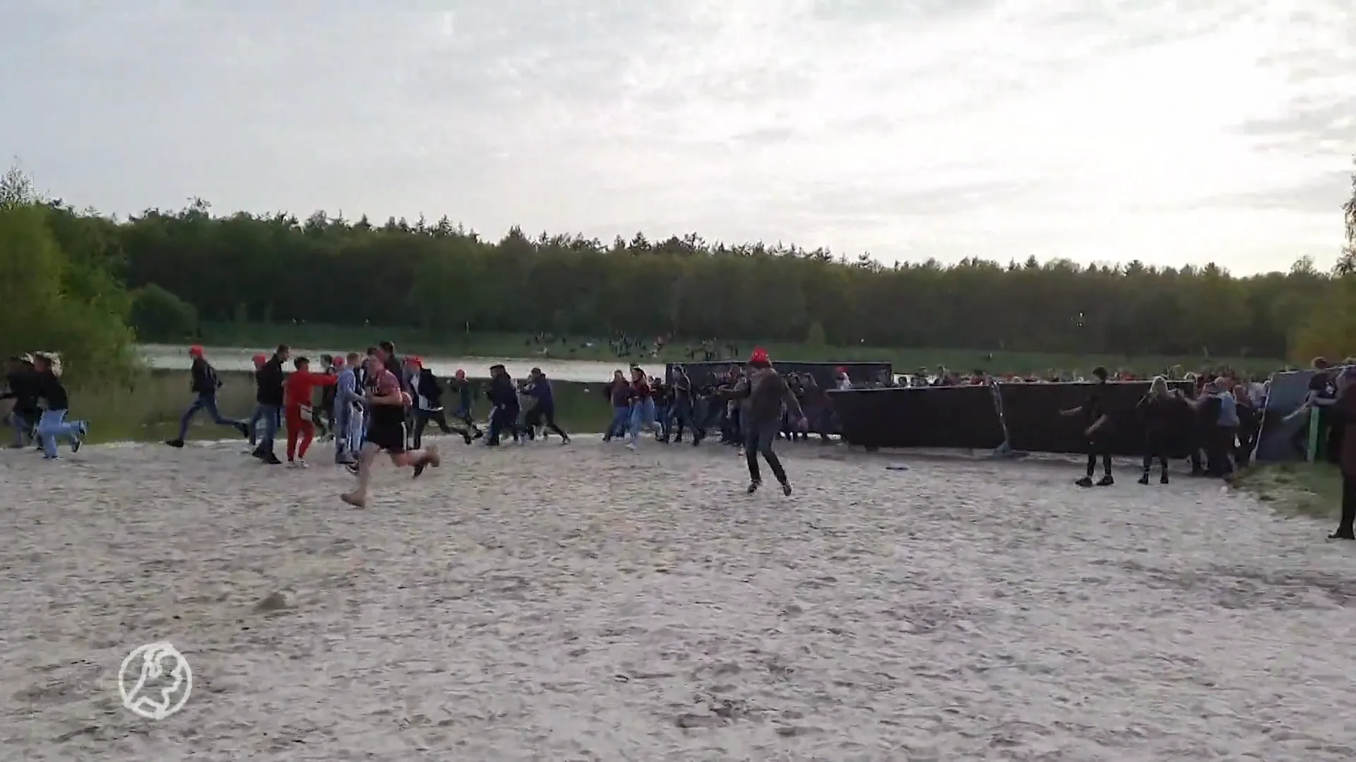 Mensen breken door de hekken bij bevrijdingsfestival Assen