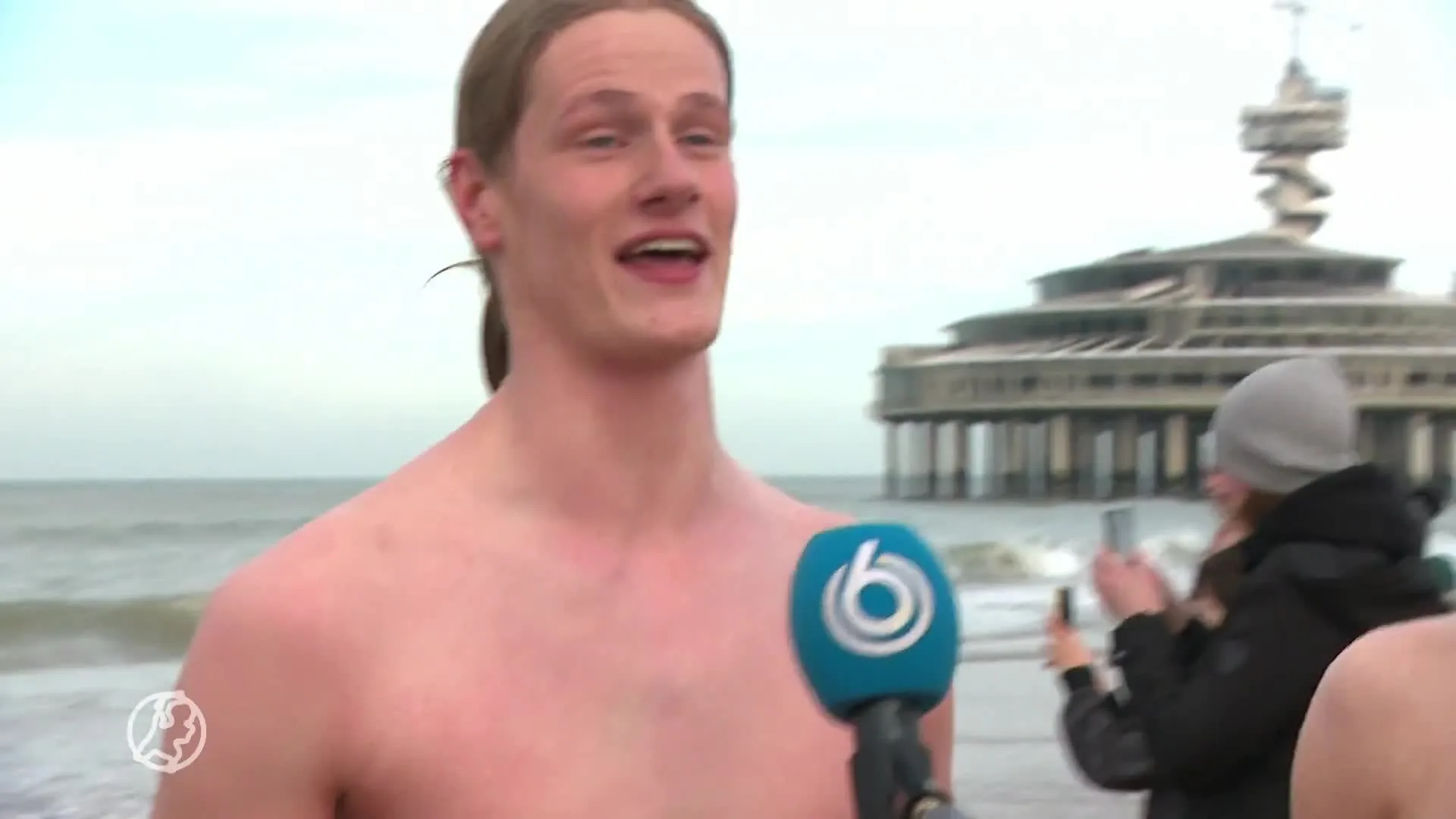 'Stiekeme' nieuwjaarsduik in coronatijd: 'We hebben de booster al gehad!