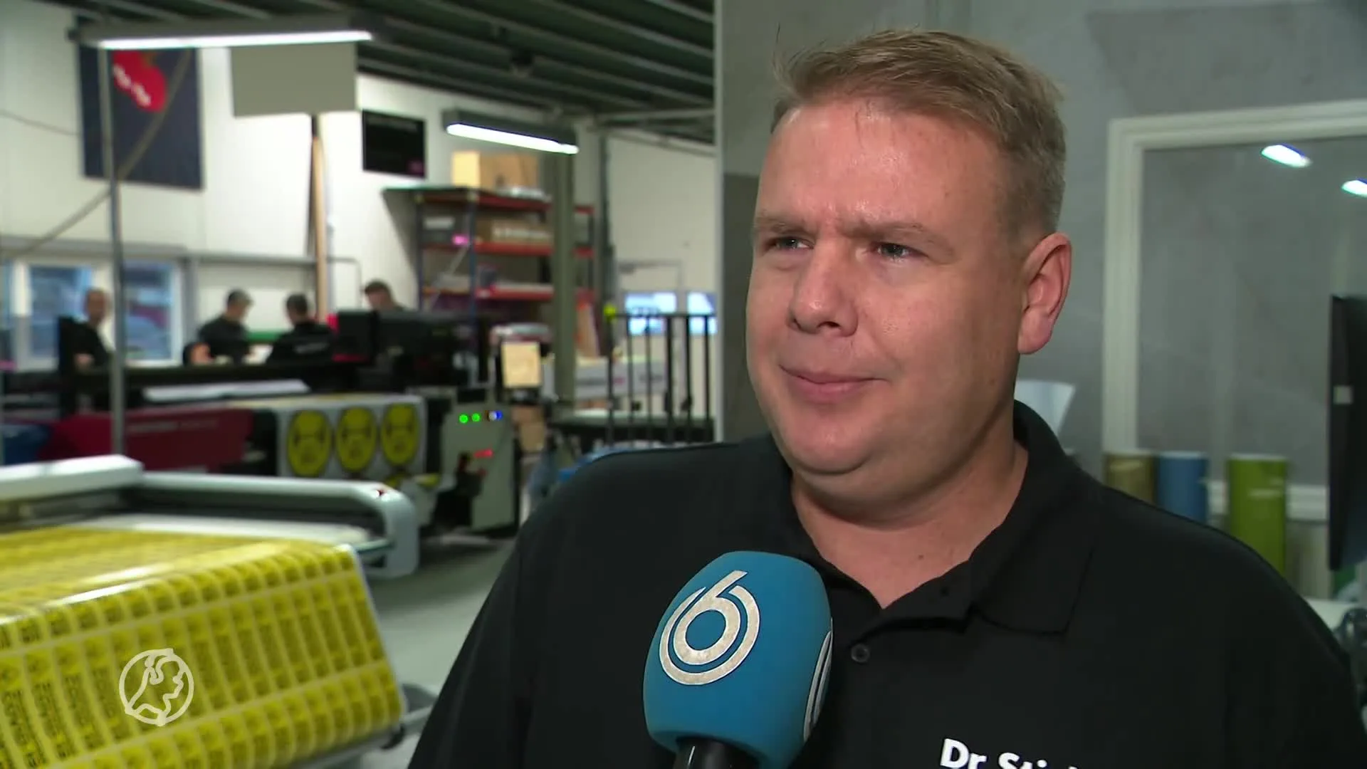 Grote drukte in stickerfabriek, winkeliers plakken er weer op los