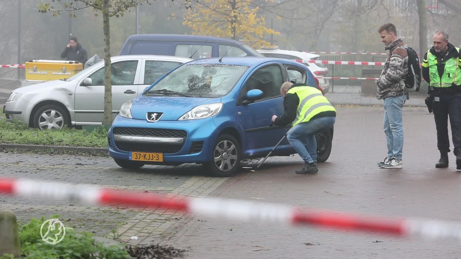 Explosie bij auto waar moeder en kind in zitten, auto raakt beschadigd