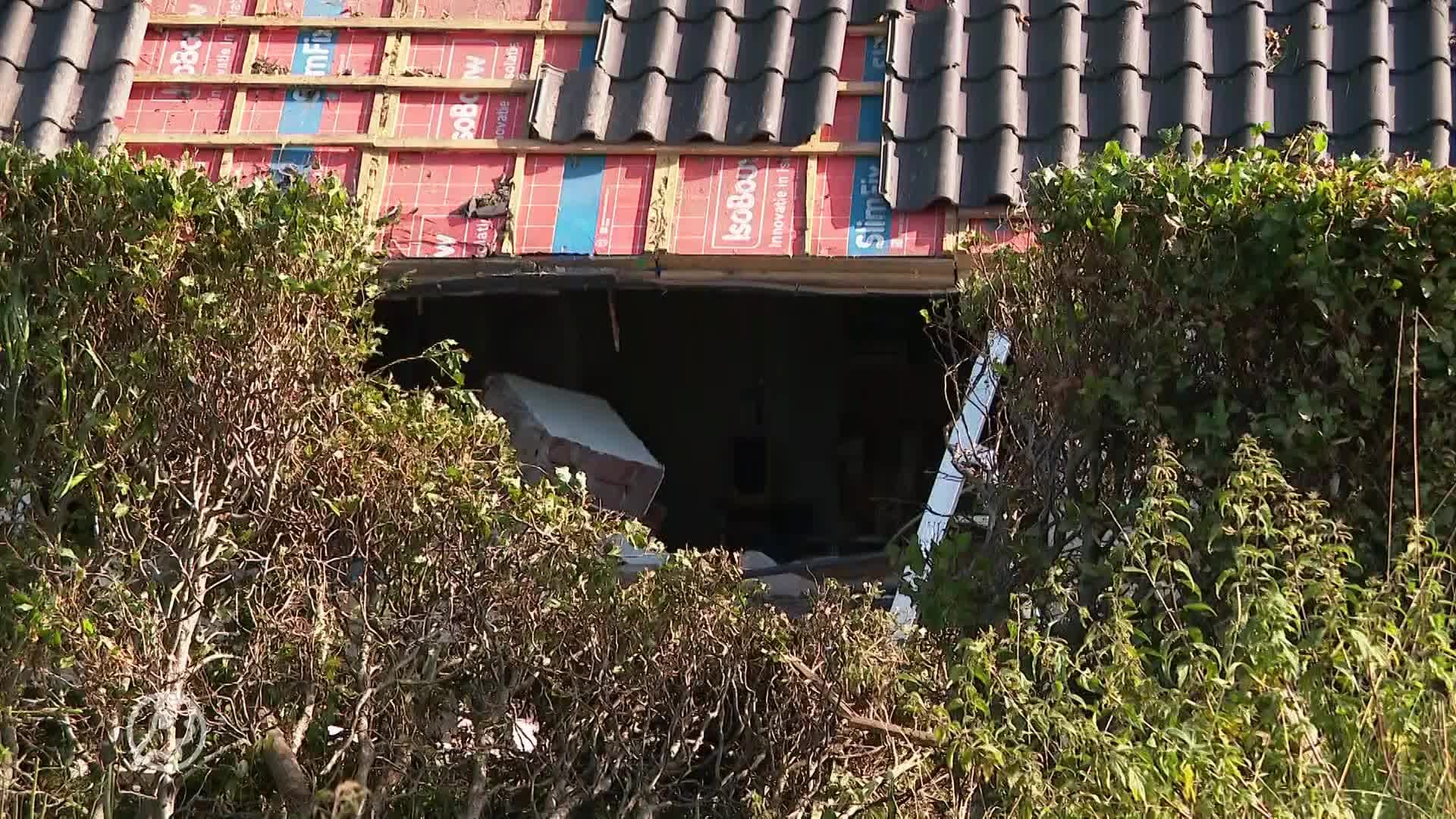 Auto ramde gevel van huis Daan in Leuvenheim: