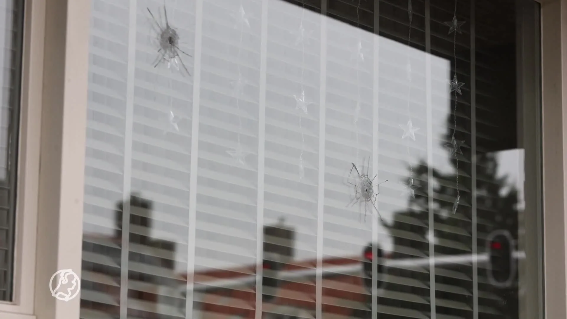 Woning beschoten in Den Bosch: meerdere kogelinslagen in raam
