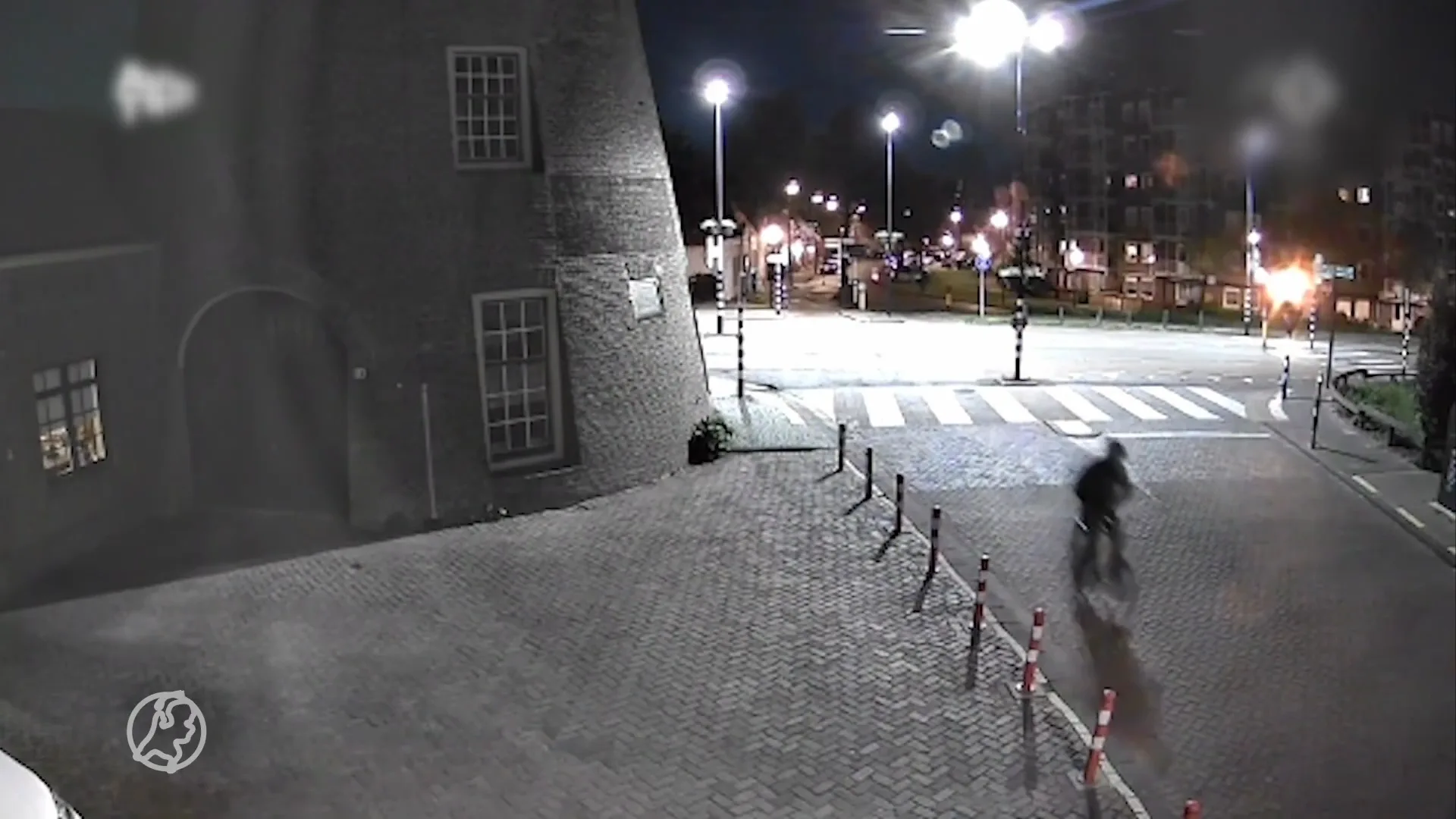 Politie verspreidt beelden van man die vrouw in rug stak in Vlaardingen