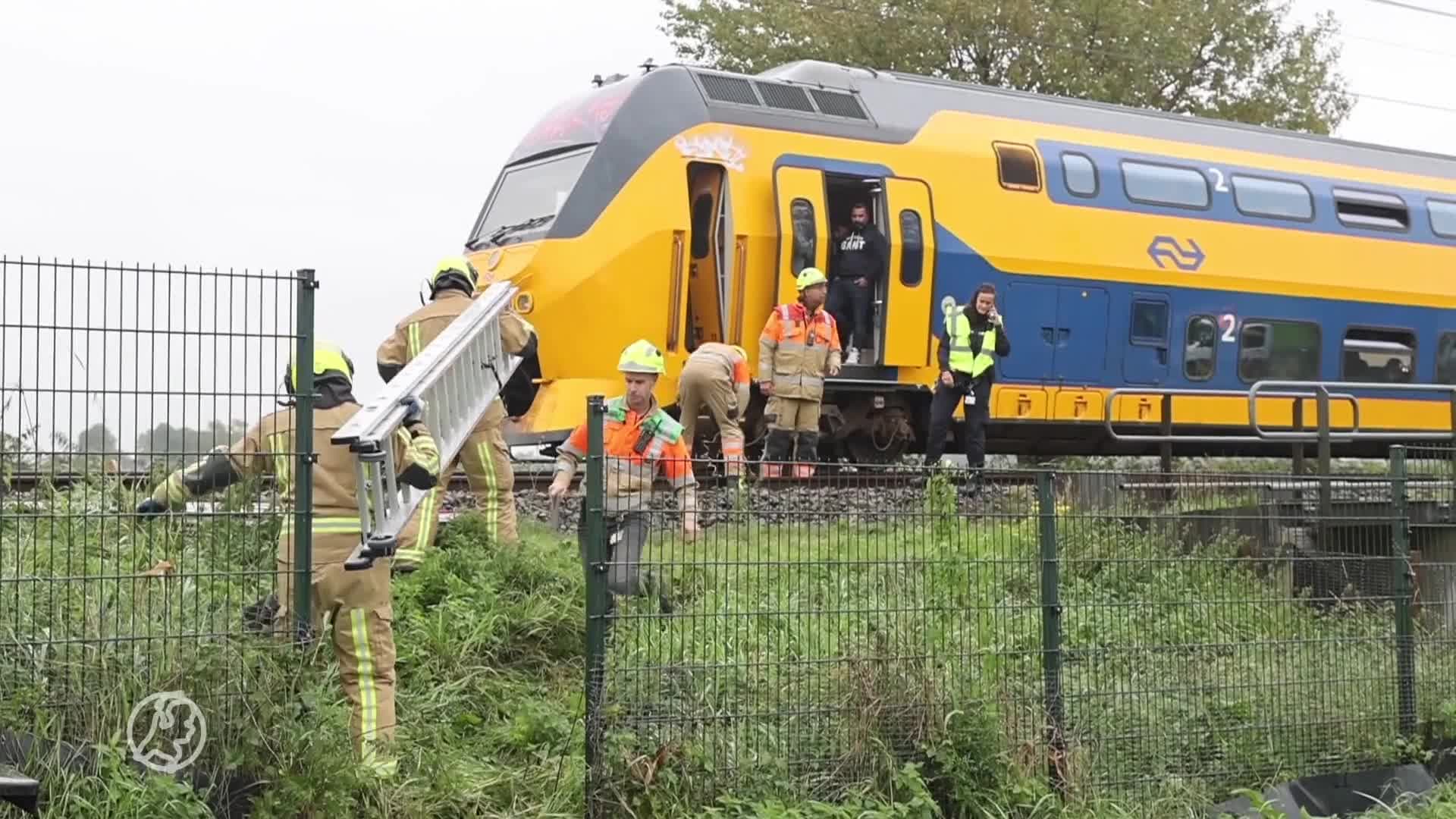 Trein bij Delft stilgezet en ontruimd na brandmelding