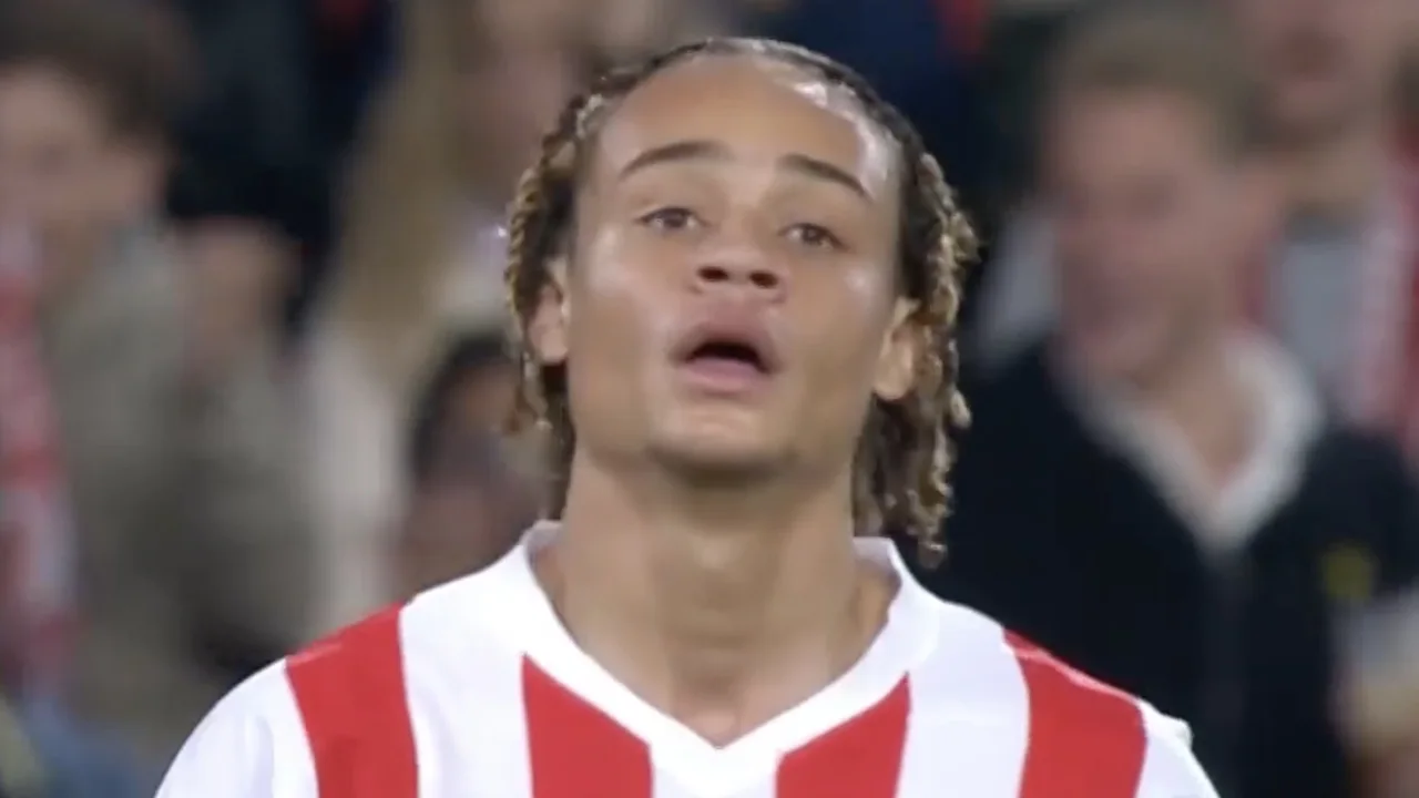 KANS: Ramsdale tikt poging van Xavi Simons naast