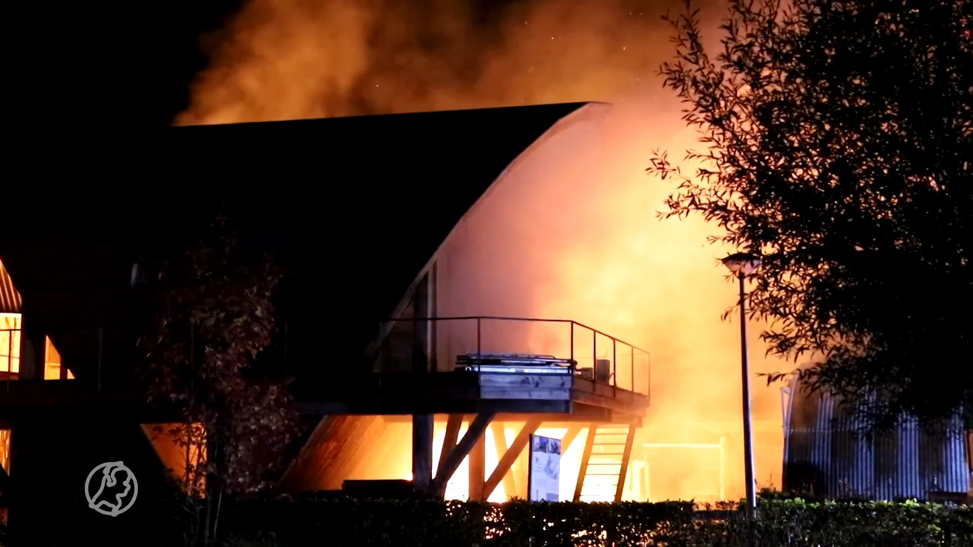 Om boom heen gebouwde woning fikt tot de grond toe af