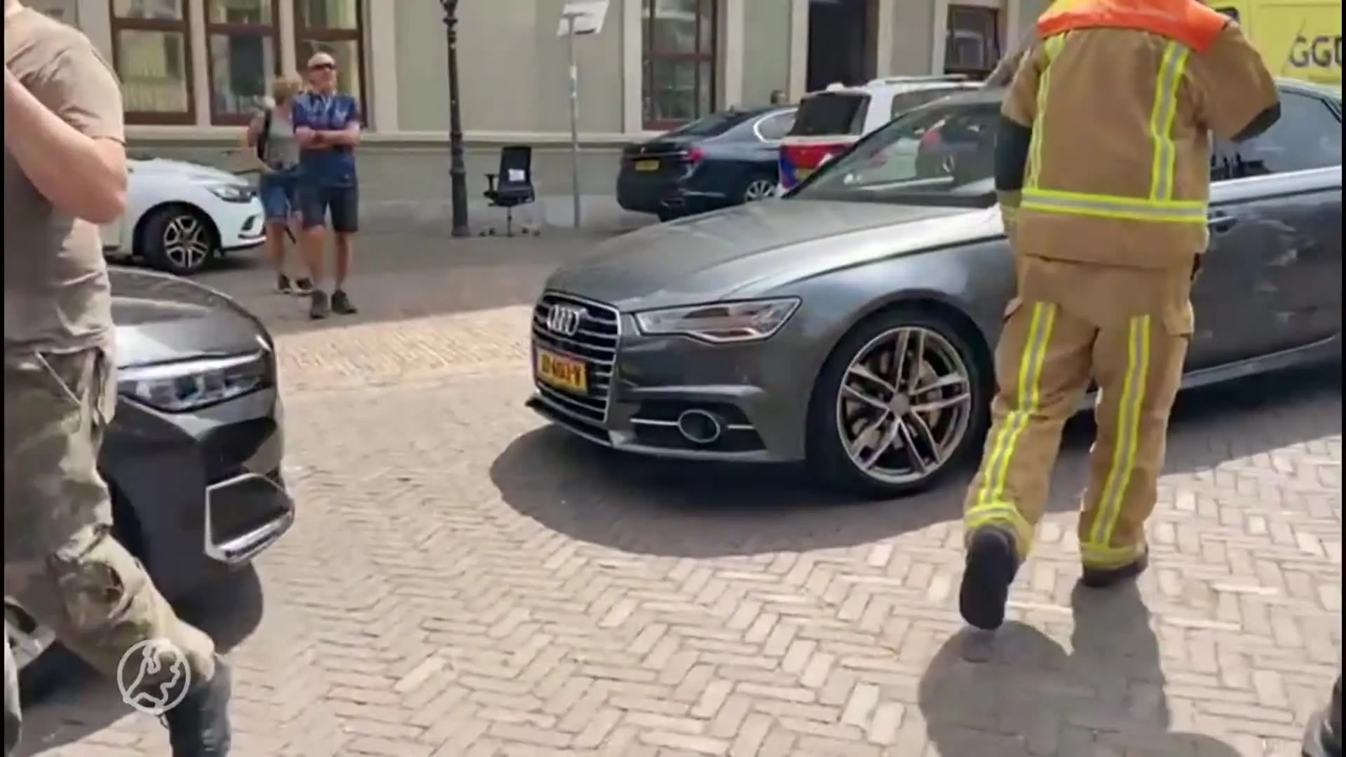 Man overgiet zichzelf met onbekende vloeistof