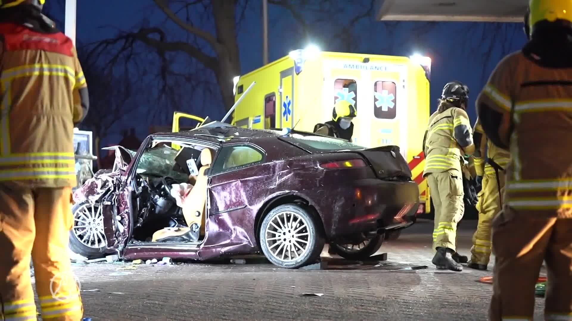 Auto rijdt tankstation binnen en richt enorme ravage aan