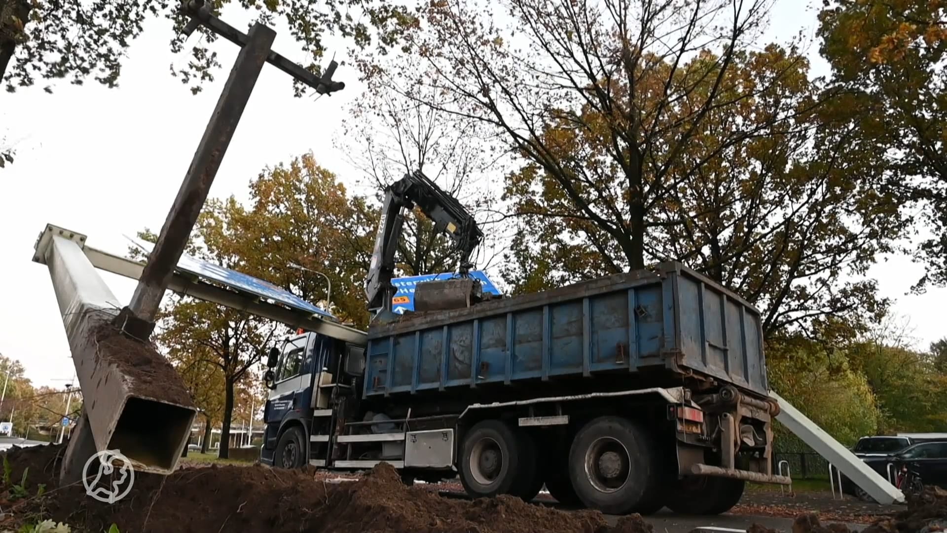 Vrachtwagenchauffeur vergeet hoge kraan en ramt verkeersportaal