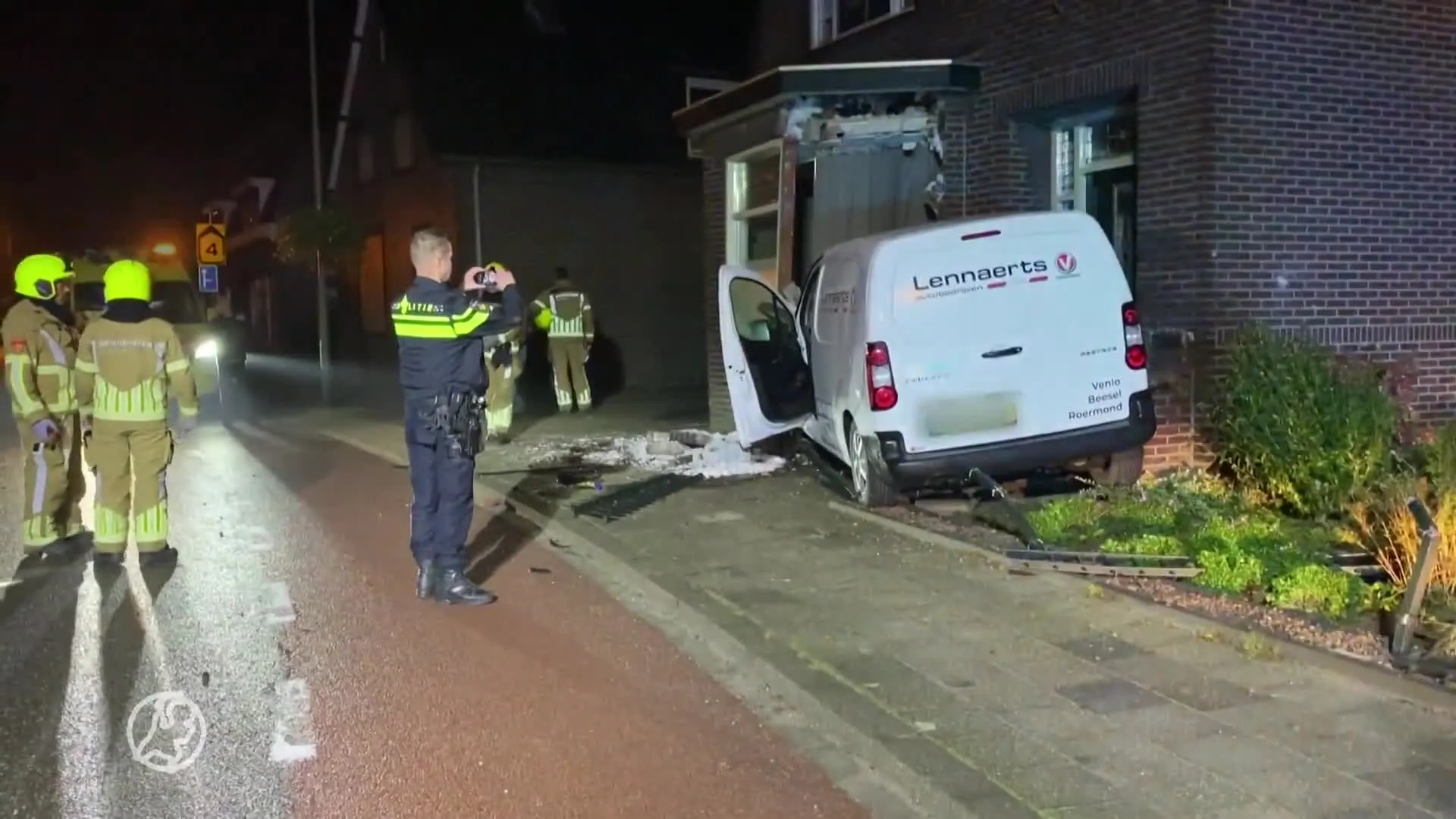 Bestelbus ramt huis in Meerlo en veroorzaakt ravage