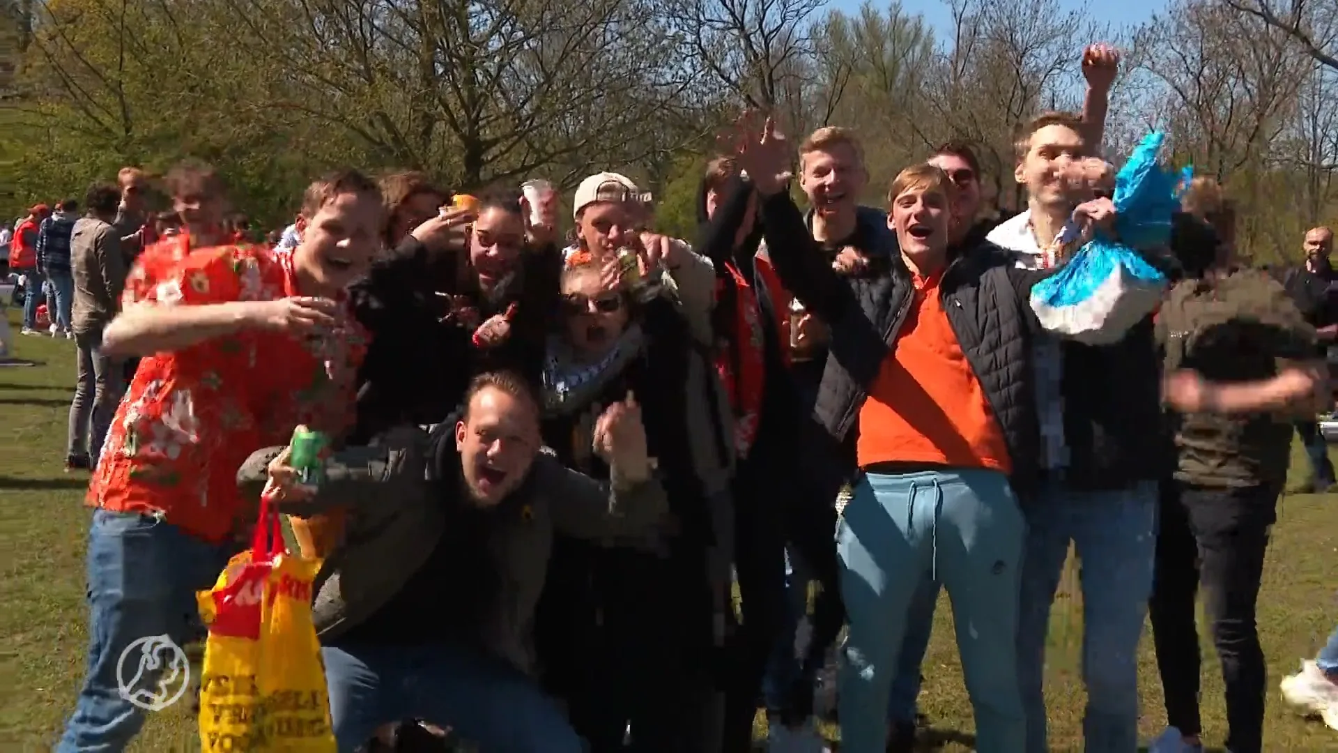 Jongeren vieren Koningsdag in Vondelpark in Amsterdam