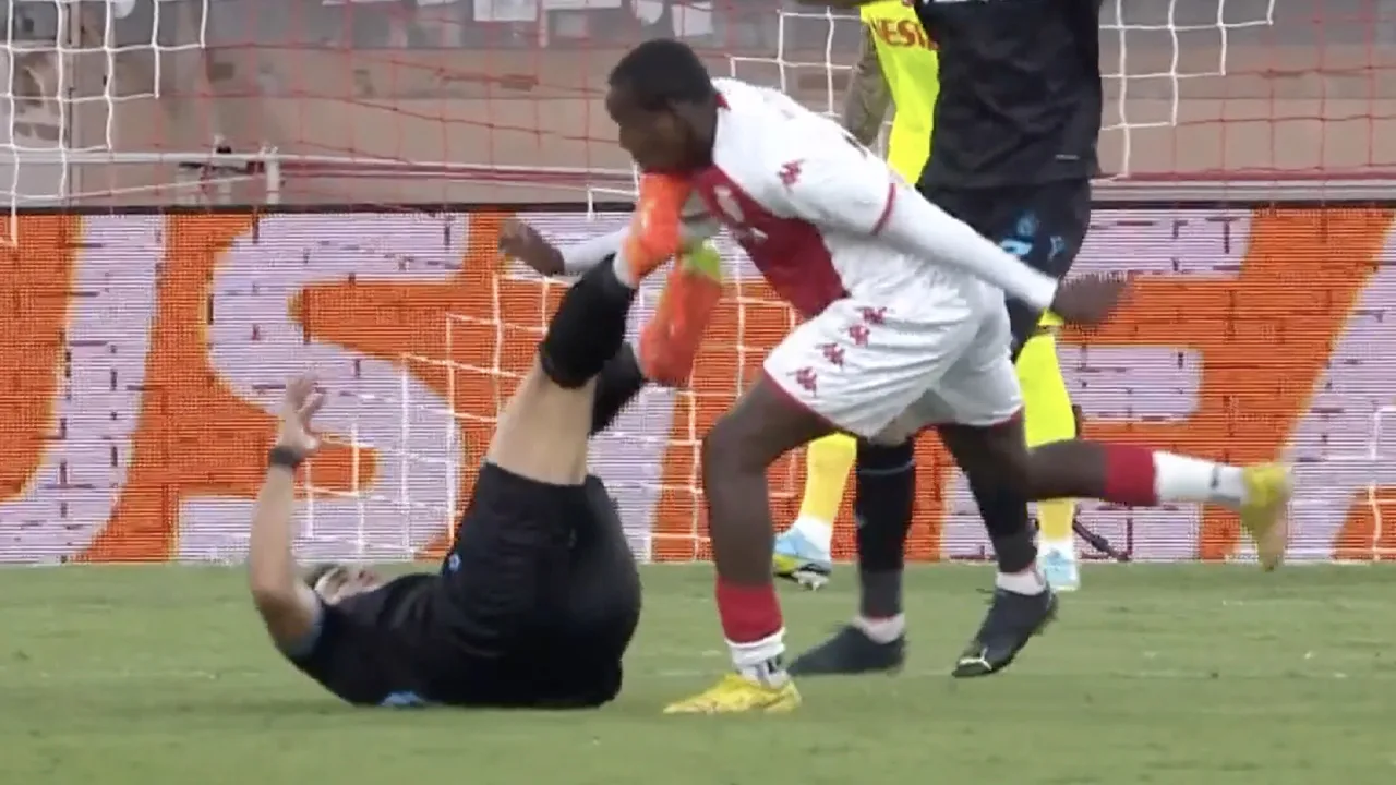 ROOD: Gomez (Trabzonspor) kan gaan douchen na trap in gezicht tegenstander