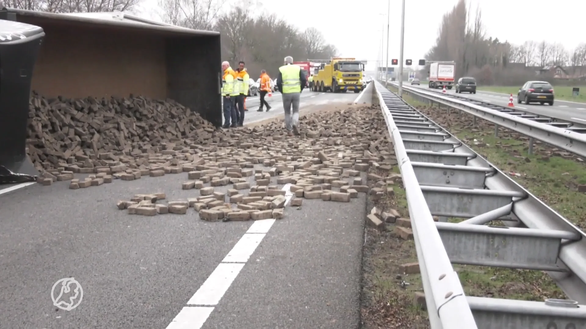 A1 bezaaid met bakstenen door gekantelde vrachtwagen