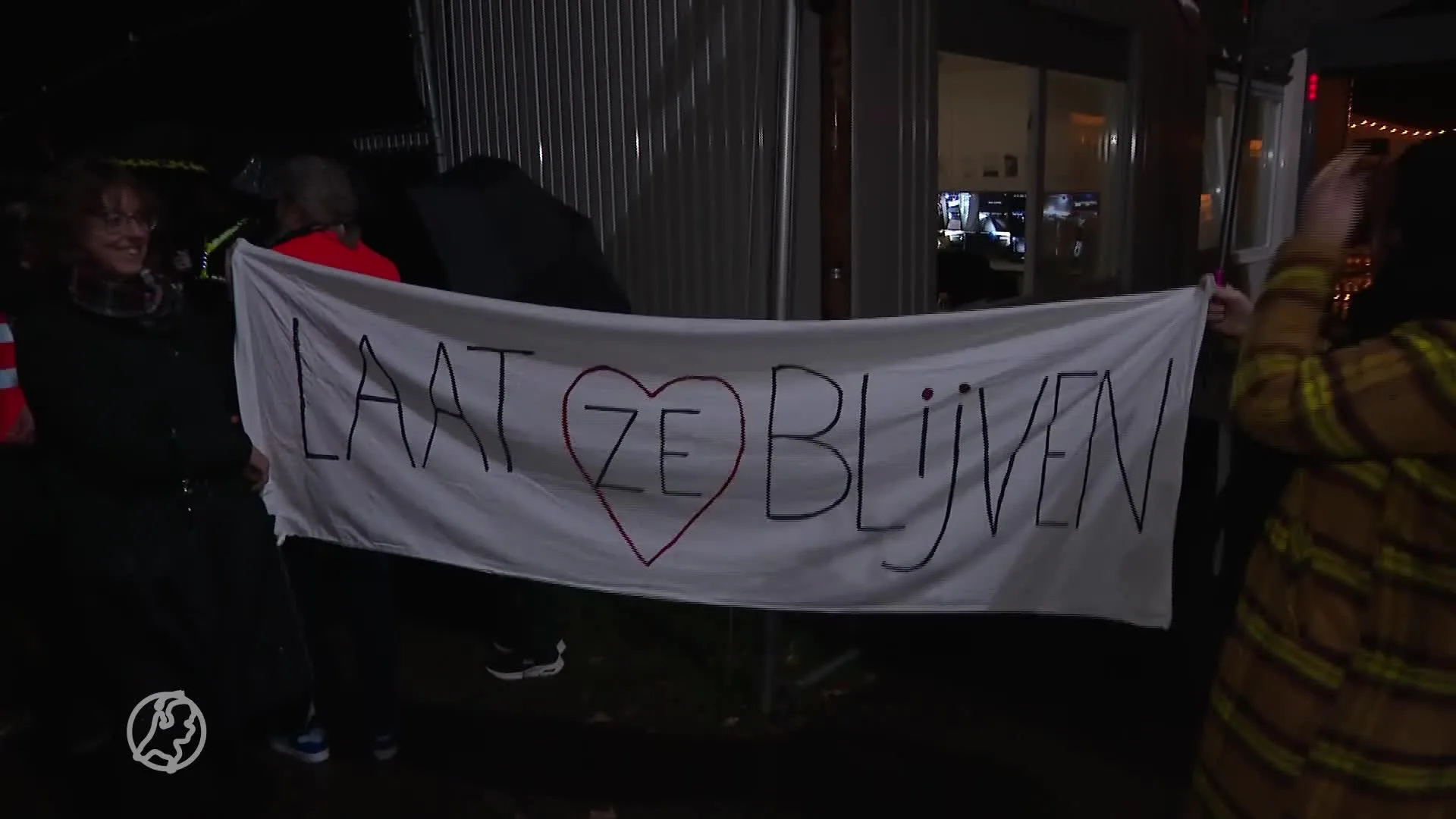 Vrijwilligers willen niet dat noodopvang asielzoekers verhuist: 'Laat ze blijven'