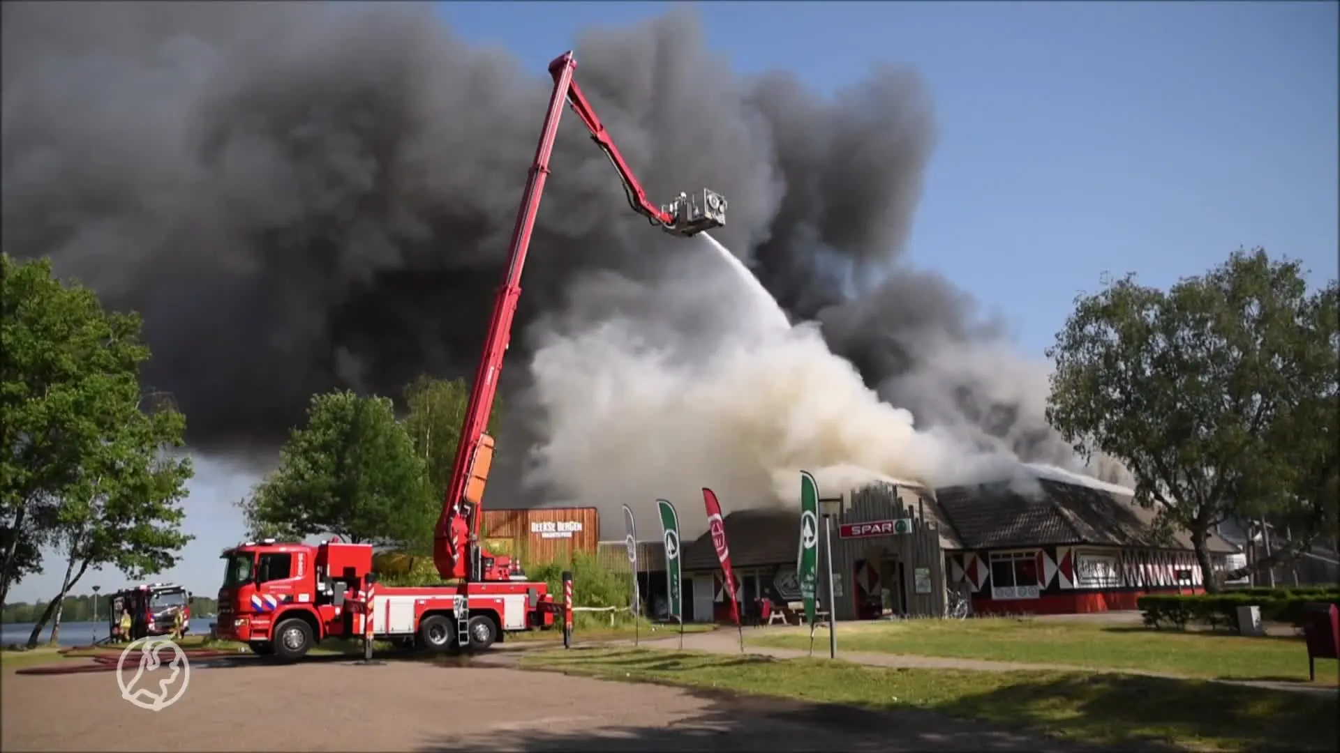 Grote brand in hoofdgebouw vakantiepark Beekse Bergen: vlamme...