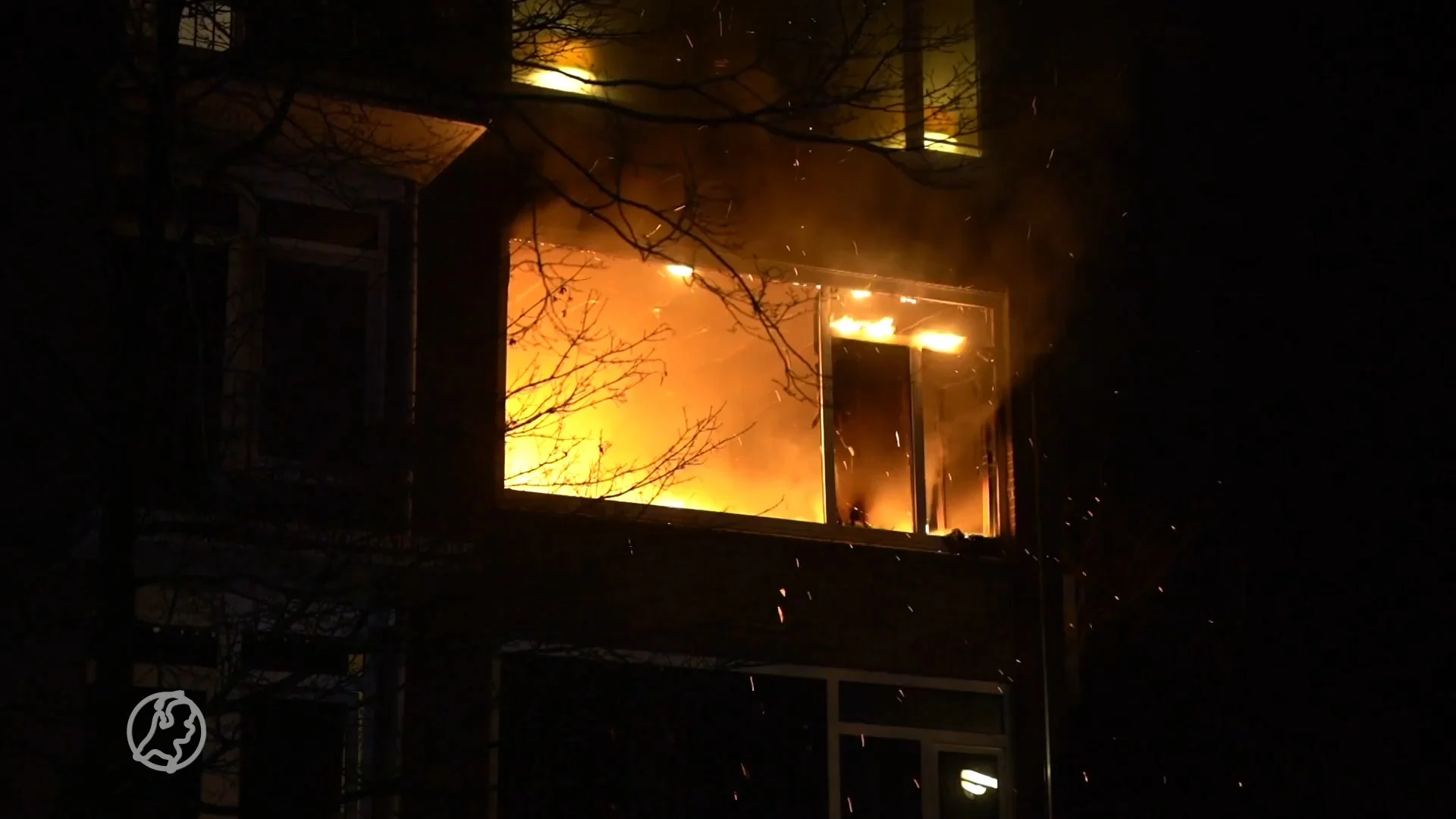 Grote uitslaande brand verwoest appartement in Deventer, 2 ka...