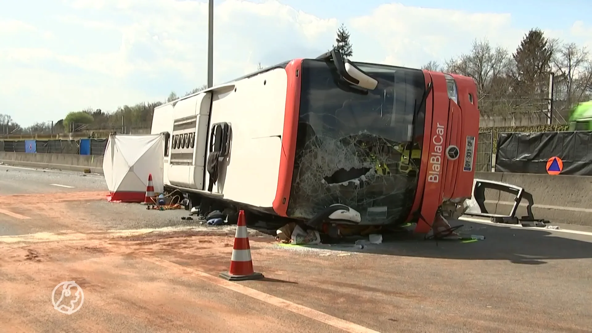 Doden en zwaargewonden bij busongeluk op snelweg richting Breda