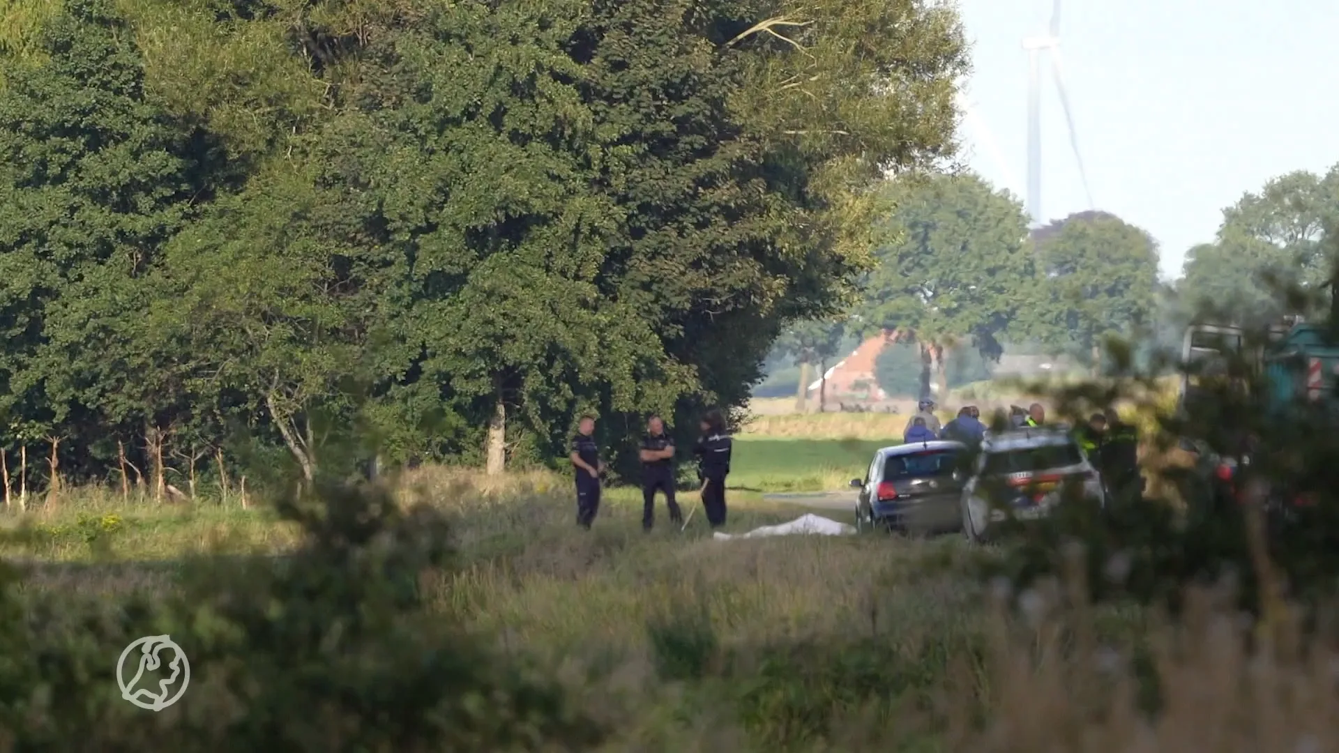 Man rijdt sloot in met scootmobiel en overlijdt