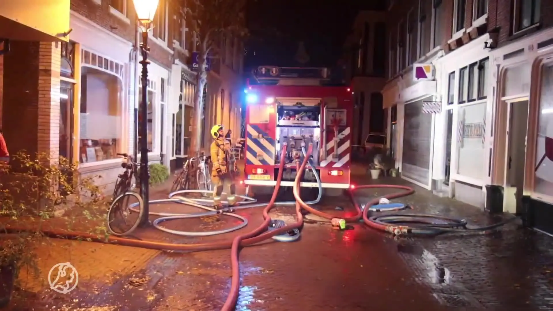 Uitslaande brand in woning Schiedam, omwonenden opgevangen in kerk