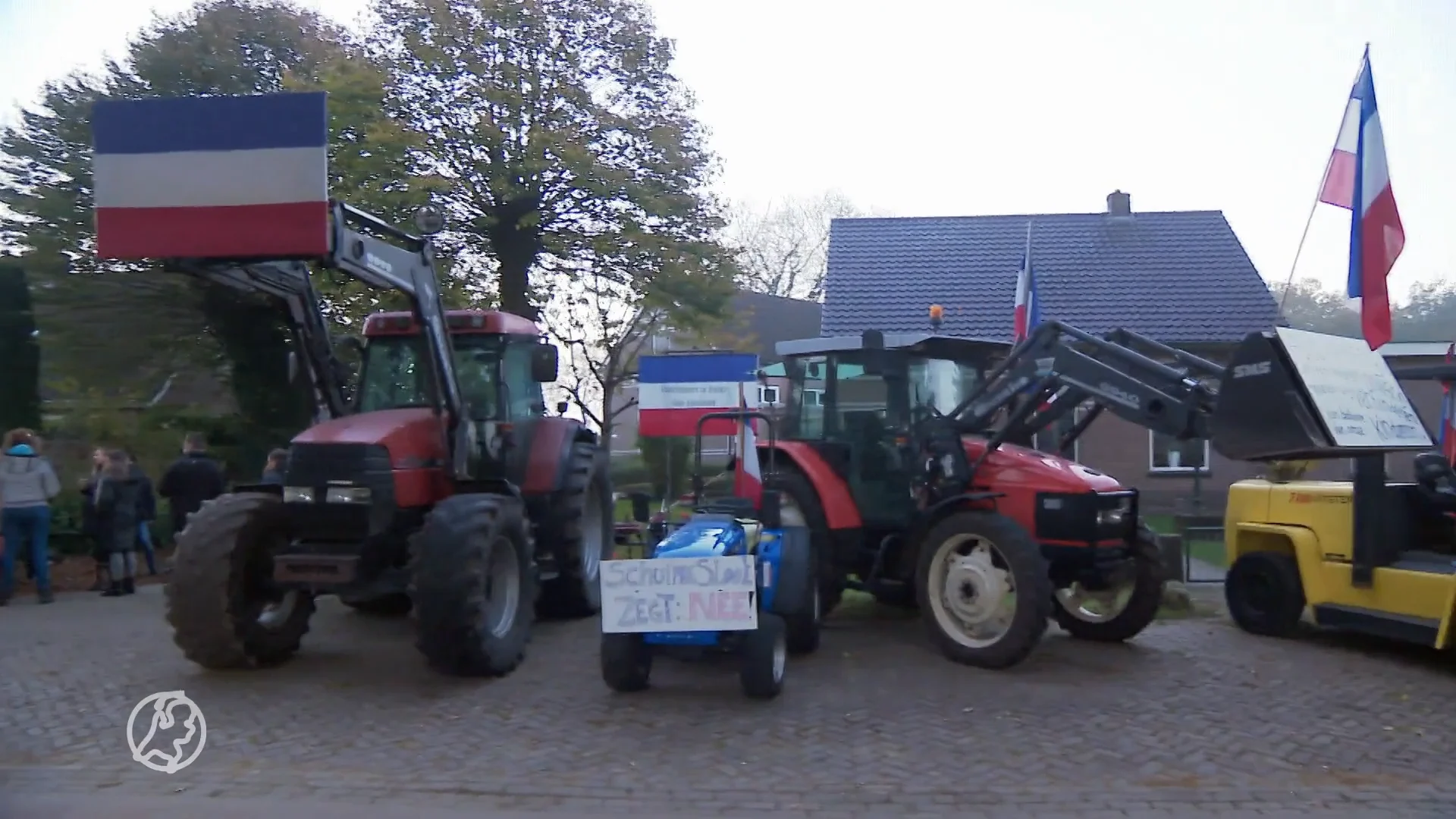Bewoners Schuinesloot barricaderen opvanglocatie voor tientallen vluchtelingen