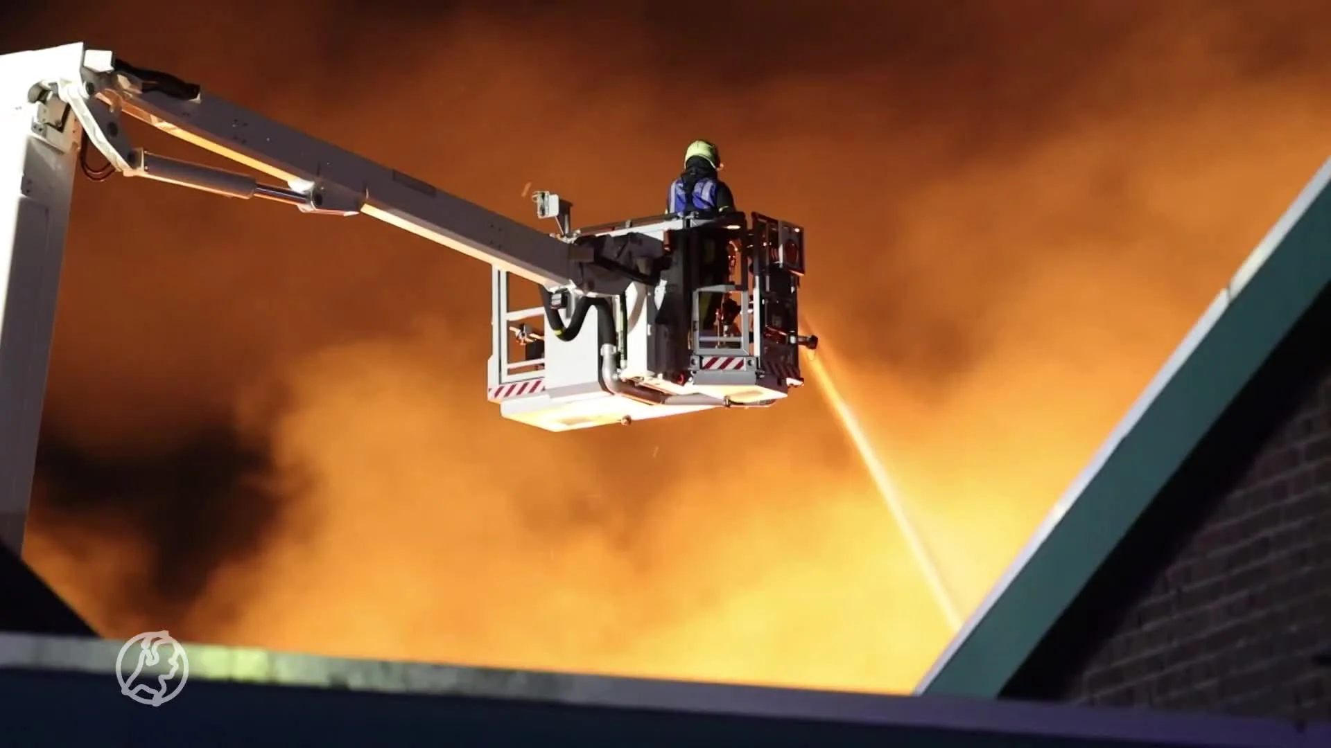 Loods vol eierdozen in lichterlaaie in Franeker