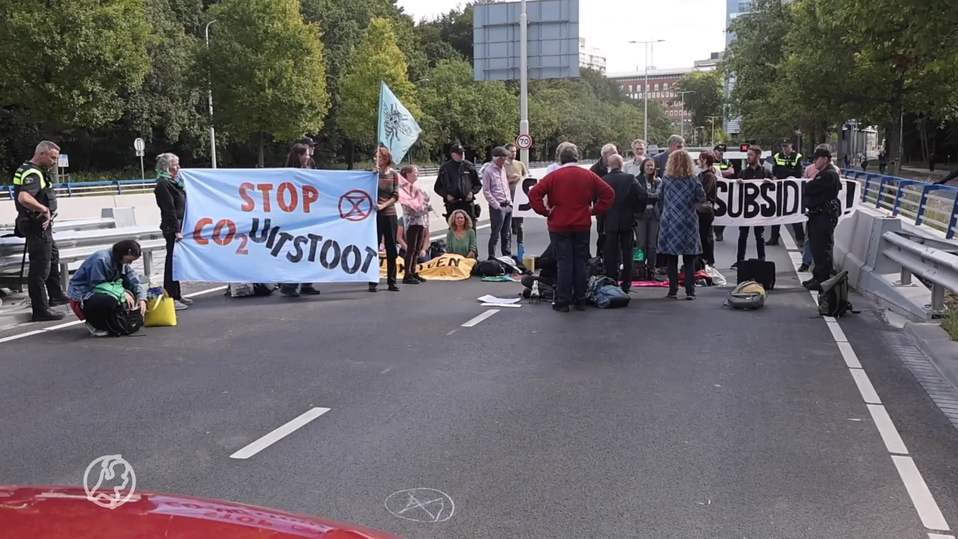 Klimaatactivisten aangehouden voor blokkeren A12 bij Tweede Kamer