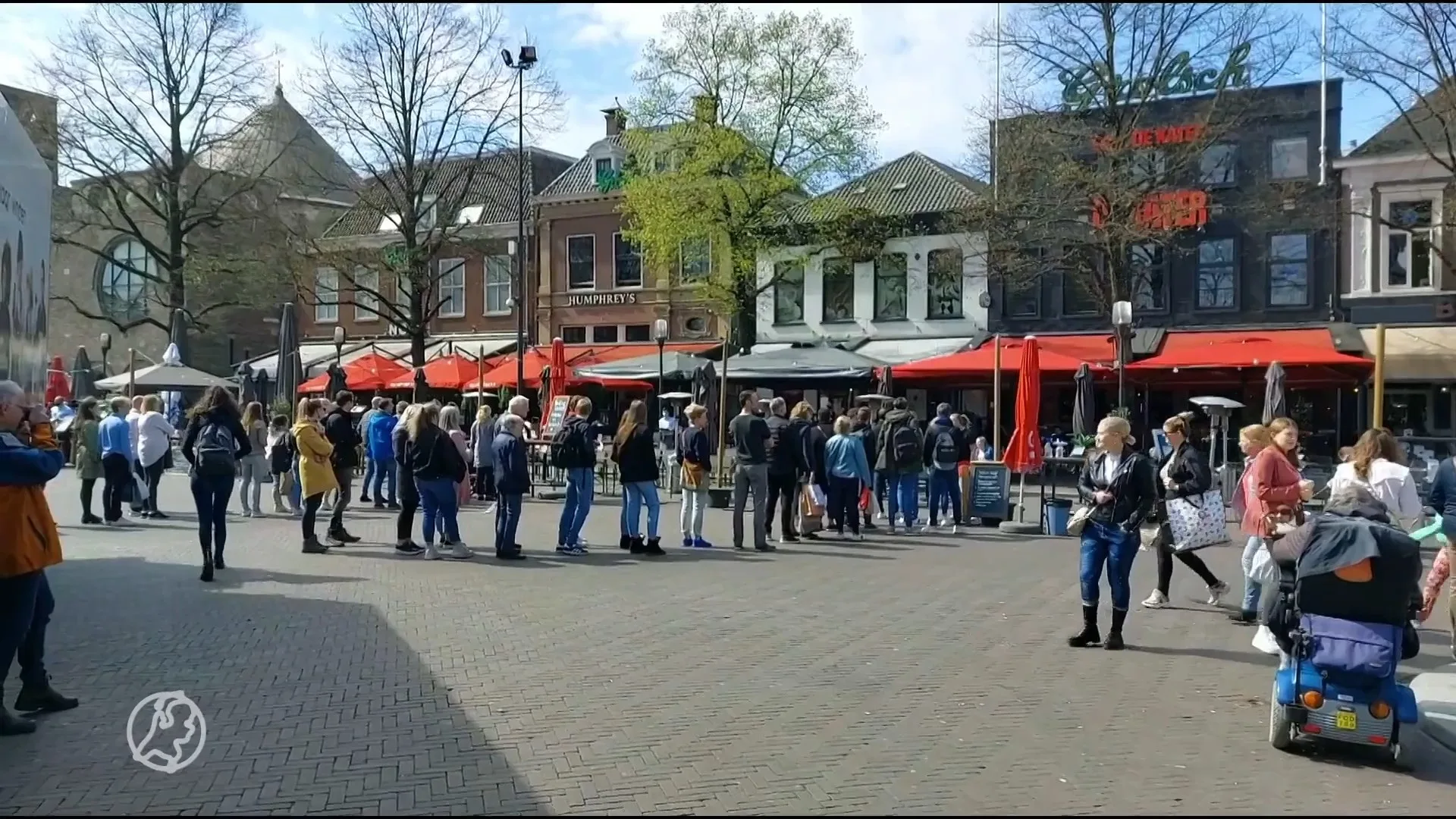 Mensen staan in de rij om terras op te mogen in Enschede