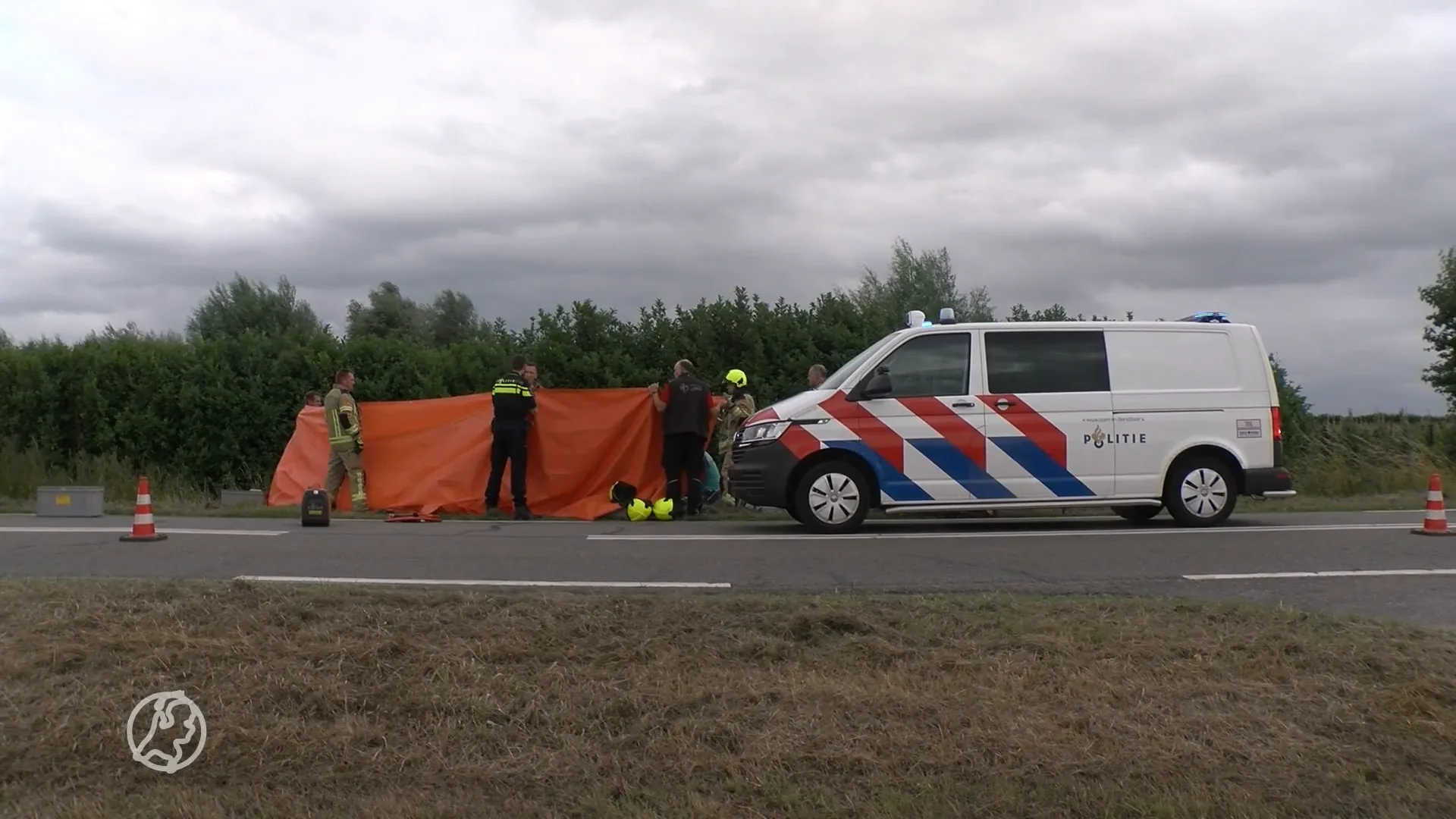 Ernstig gewonde nadat auto op kop in sloot belandt, politie doet onderzoek