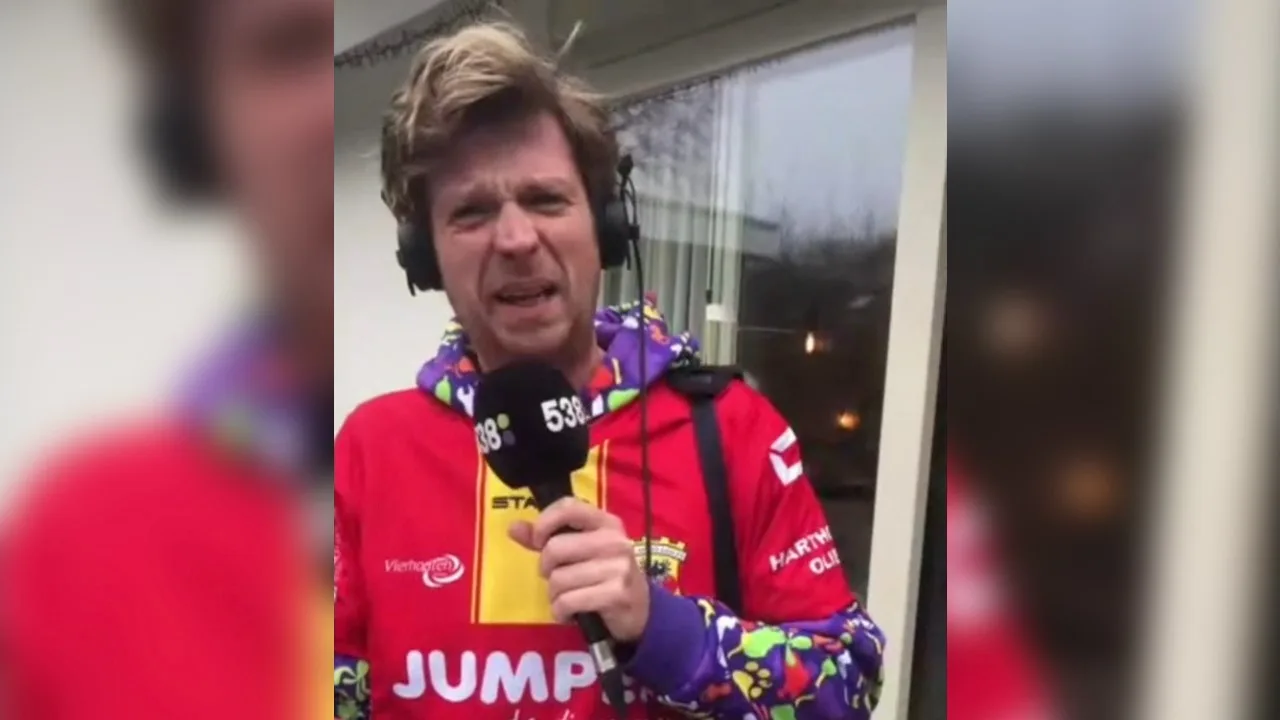 538-dj en PEC-fan Wietze zingt clublied Go Ahead Eagles uit volle borst mee voor goede doel