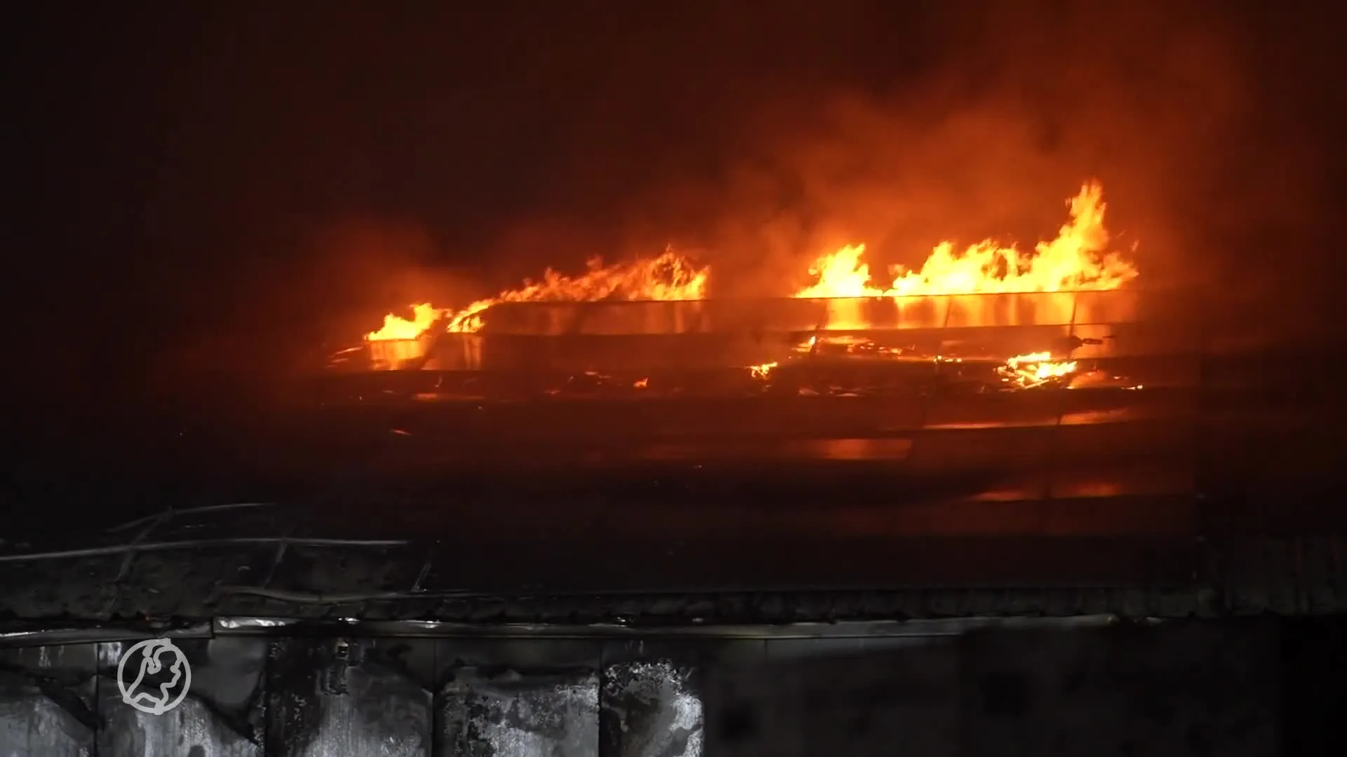 Zeer grote uitslaande brand in Weert, loods met landbouwmachines ingestort