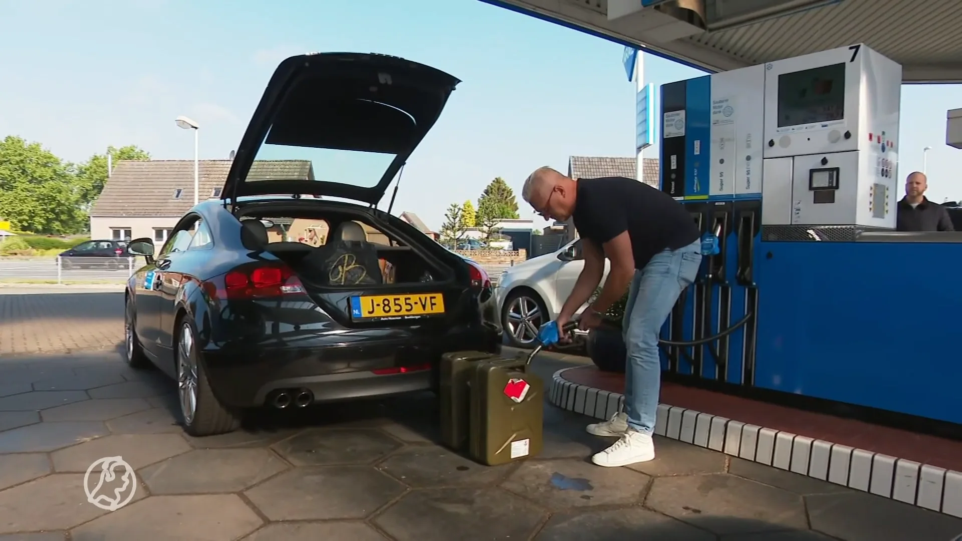 Lange rijen met gele kentekens: Nederlanders massaal naar goedkope(re) Duitse tankstations
