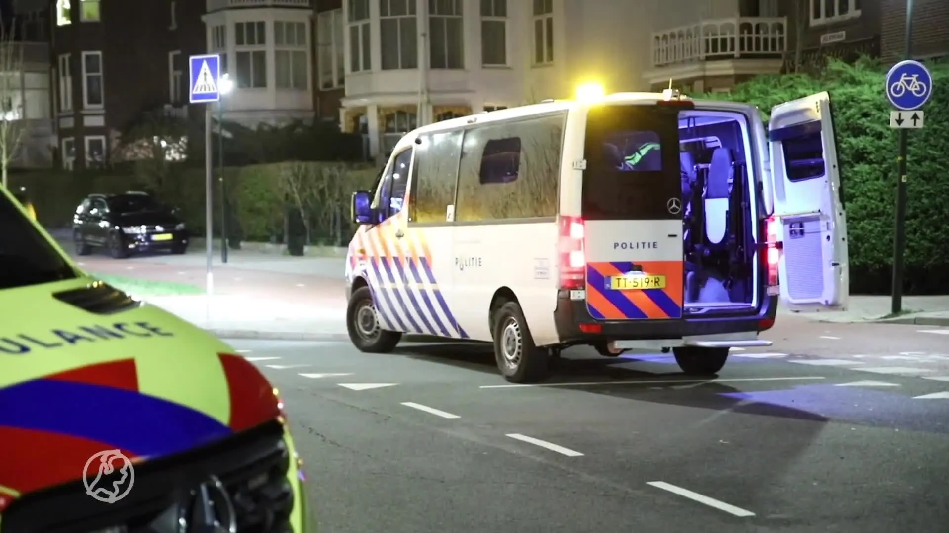 Auto en voertuig met politiehonden knallen op elkaar, meerdere gewonden
