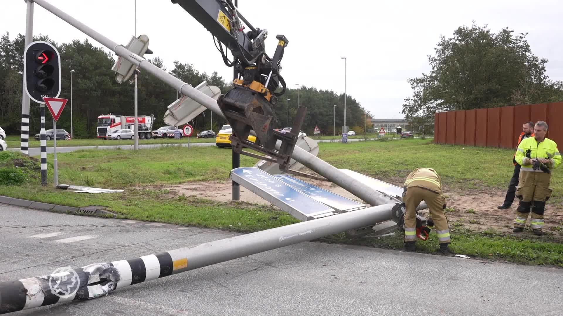 Ravage in Oss: vrachtwagen rijdt stoplicht uit de grond na botsing