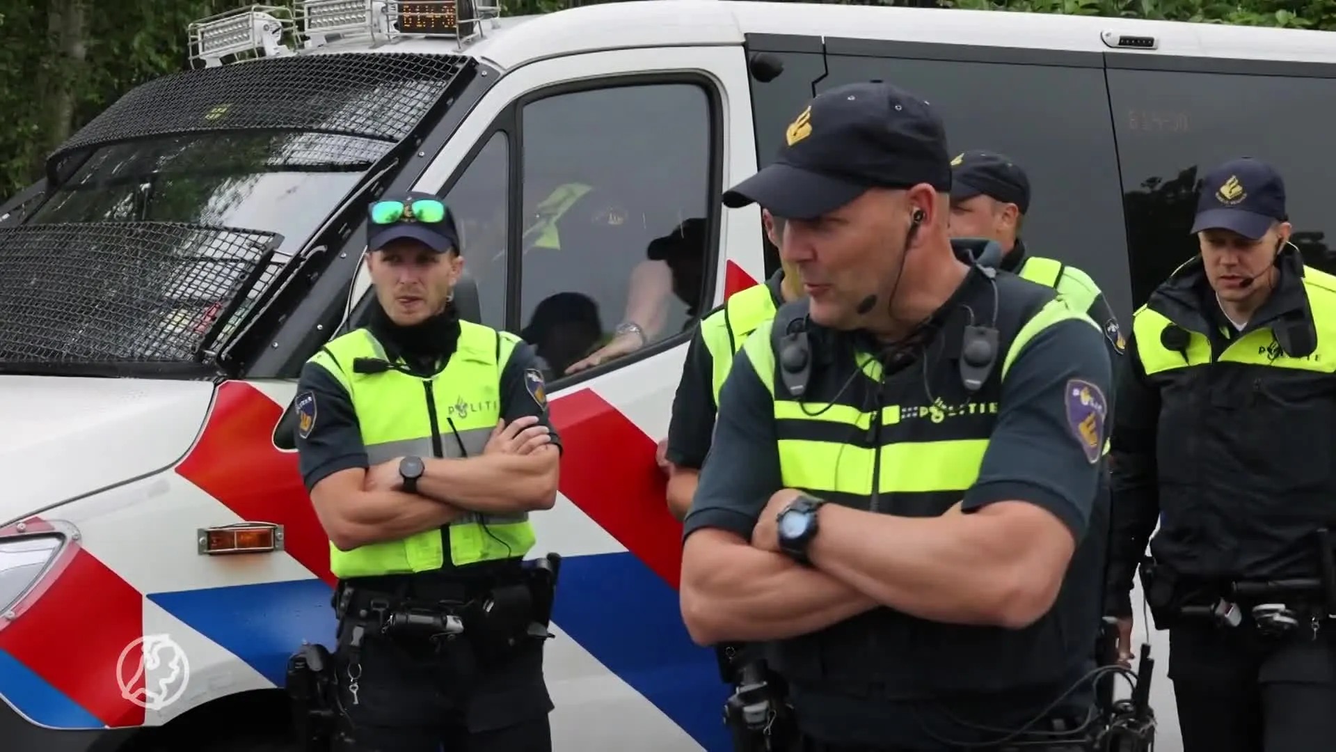 Demonstranten bij politiebureau en provinciehuis Leeuwarden
