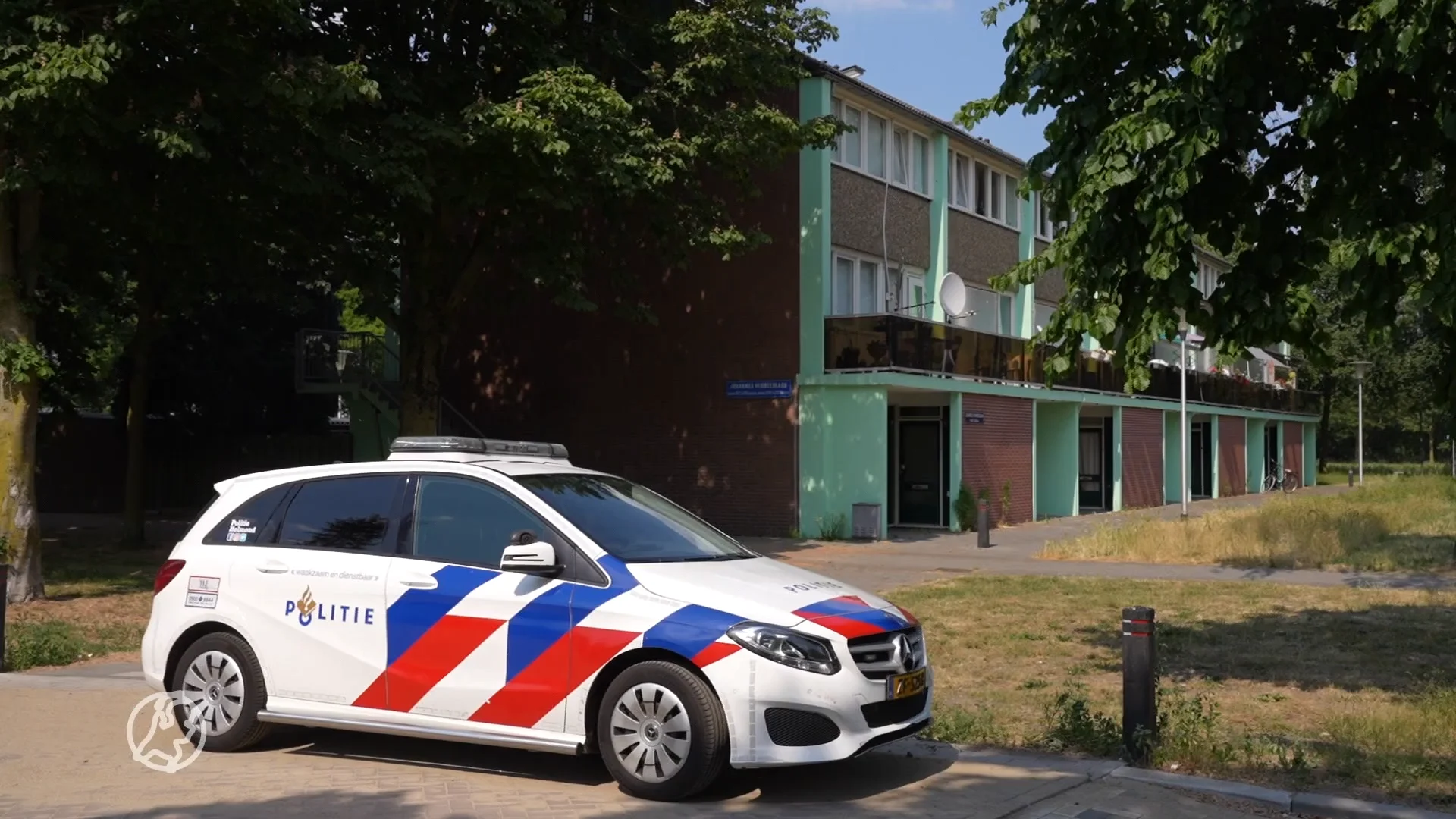 Man vraagt oudere vrouw om wat drinken en overvalt haar dan in eigen huis