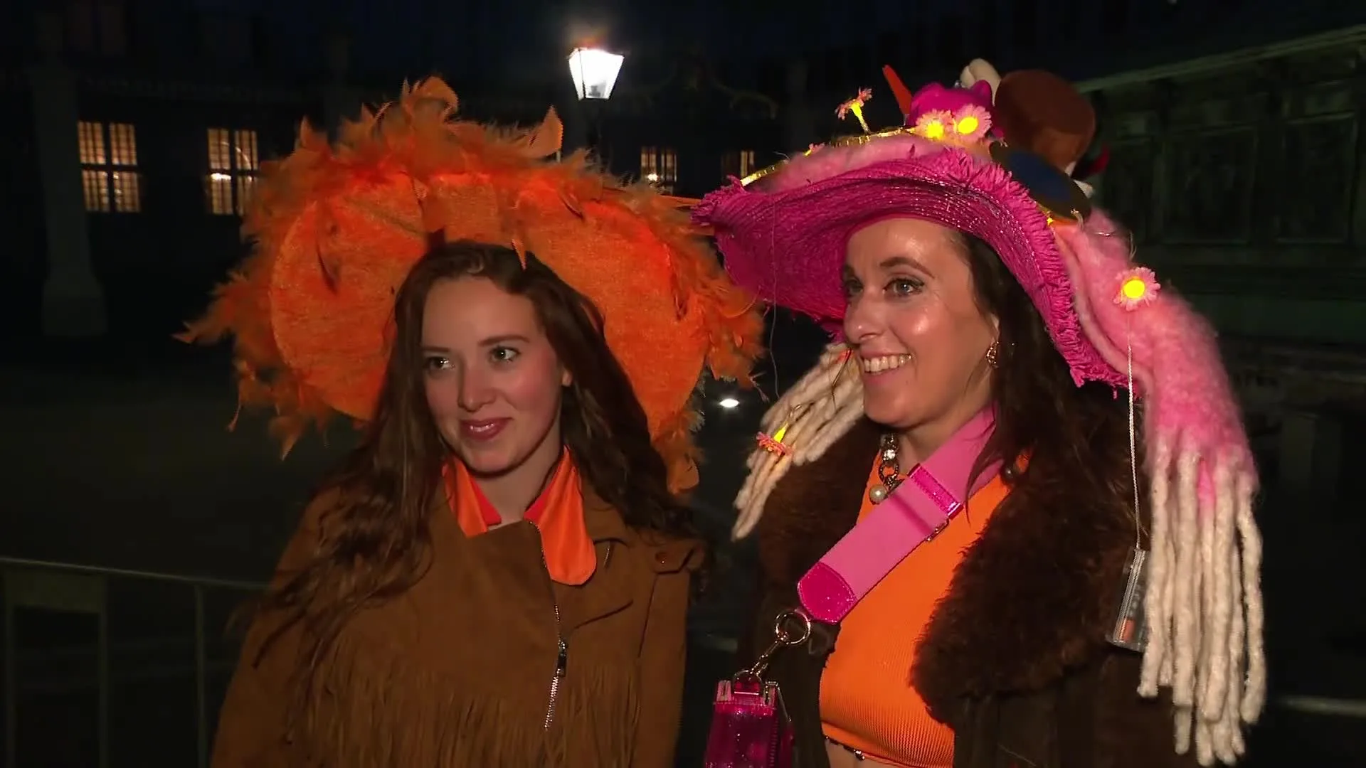 Eerste toeschouwers al bij Paleis Noordeinde: 'Voor de franje van Oranje'