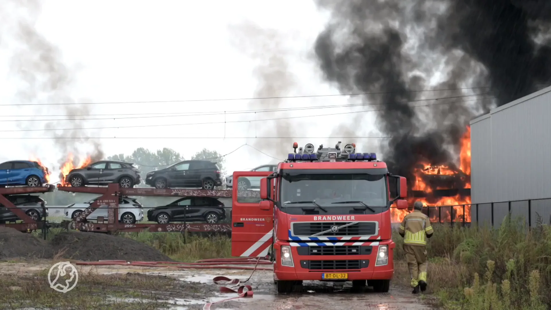 Goederentrein met auto's in brand bij Etten-Leur
