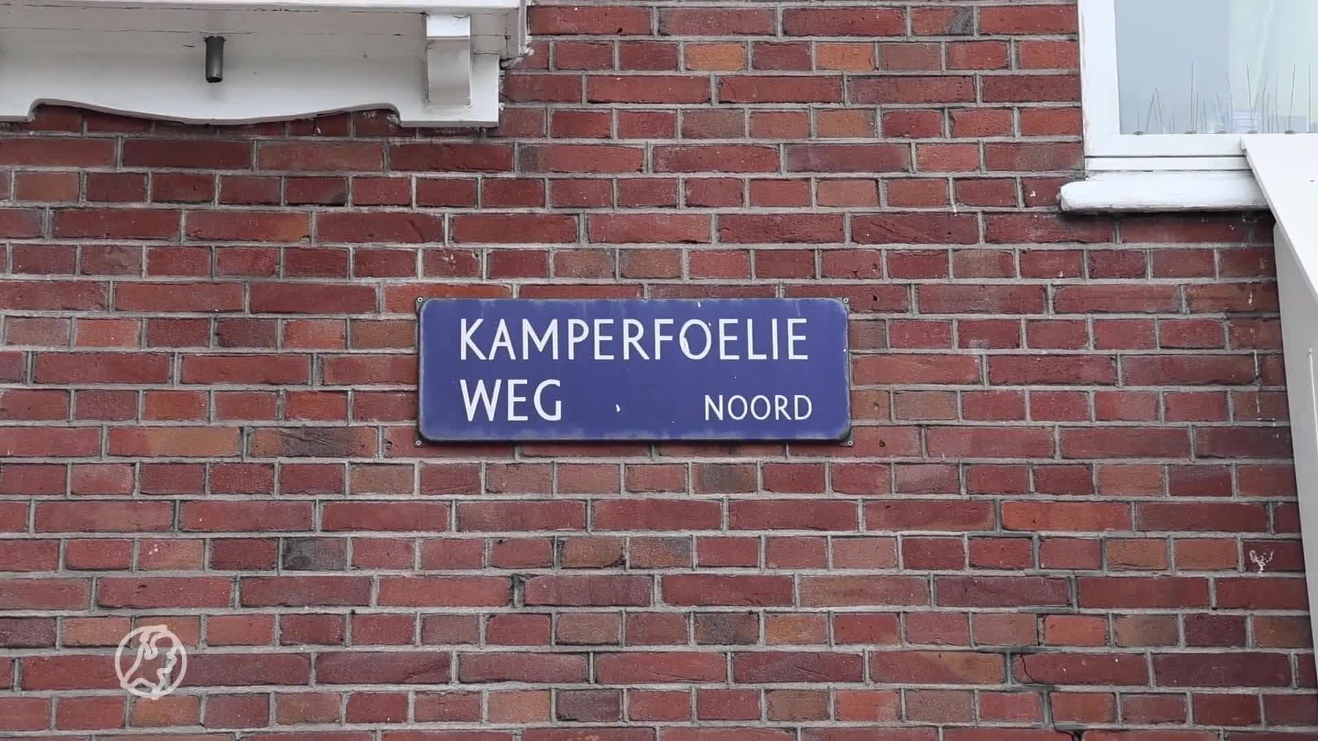 Baby valt uit kinderwagen na aanrijding met taxi, chauffeur rijdt door