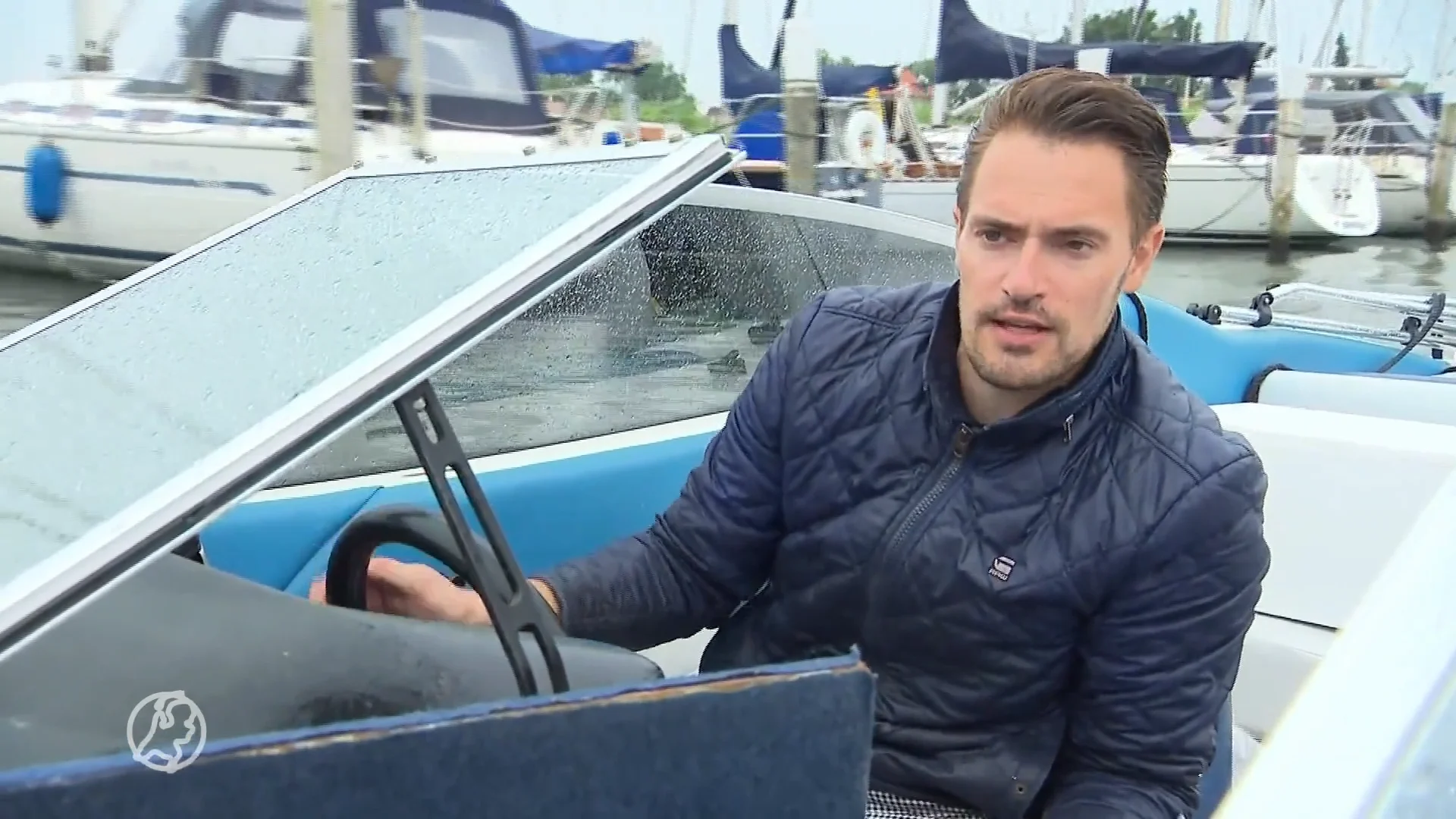 Jaco omzeilt met boot de ellenlange files door gesloten Haringvlietbrug