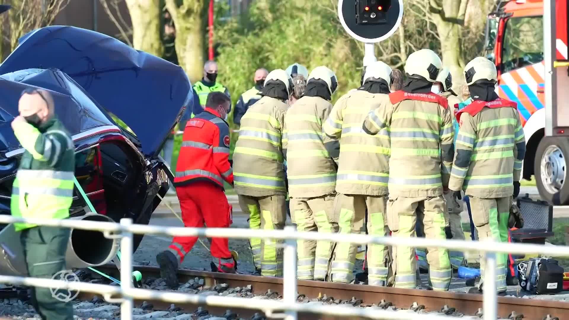 Tram belandt op auto in Nieuwegein, bestuurder uit voertuig g...