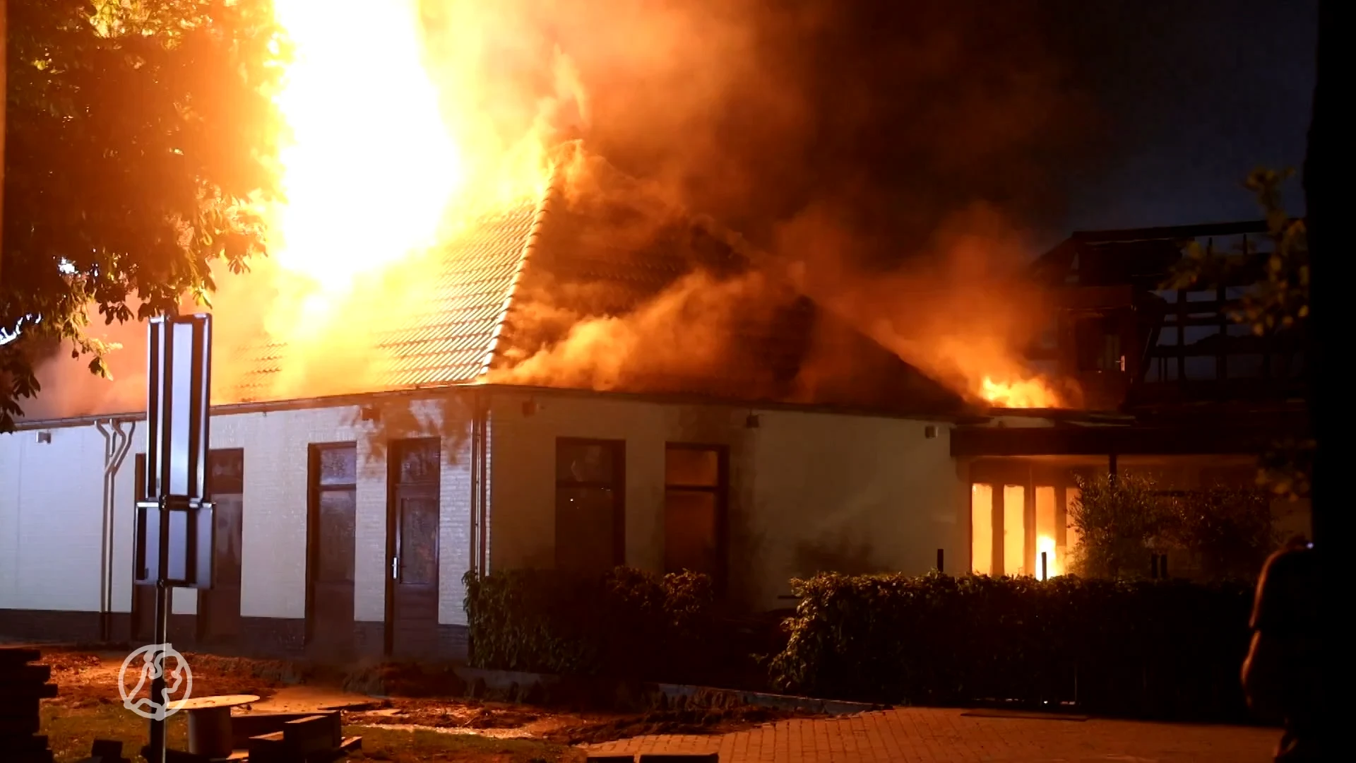 Grote uitslaande brand legt restaurant in Schaijk in de as